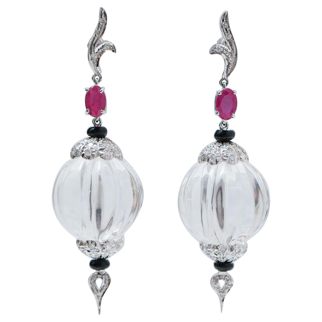 Pendientes de cristal de roca, ónix, rubíes, diamantes y oro blanco de 14 quilates.