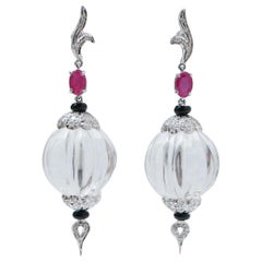 Pendientes de cristal de roca, ónix, rubíes, diamantes y oro blanco de 14 quilates.