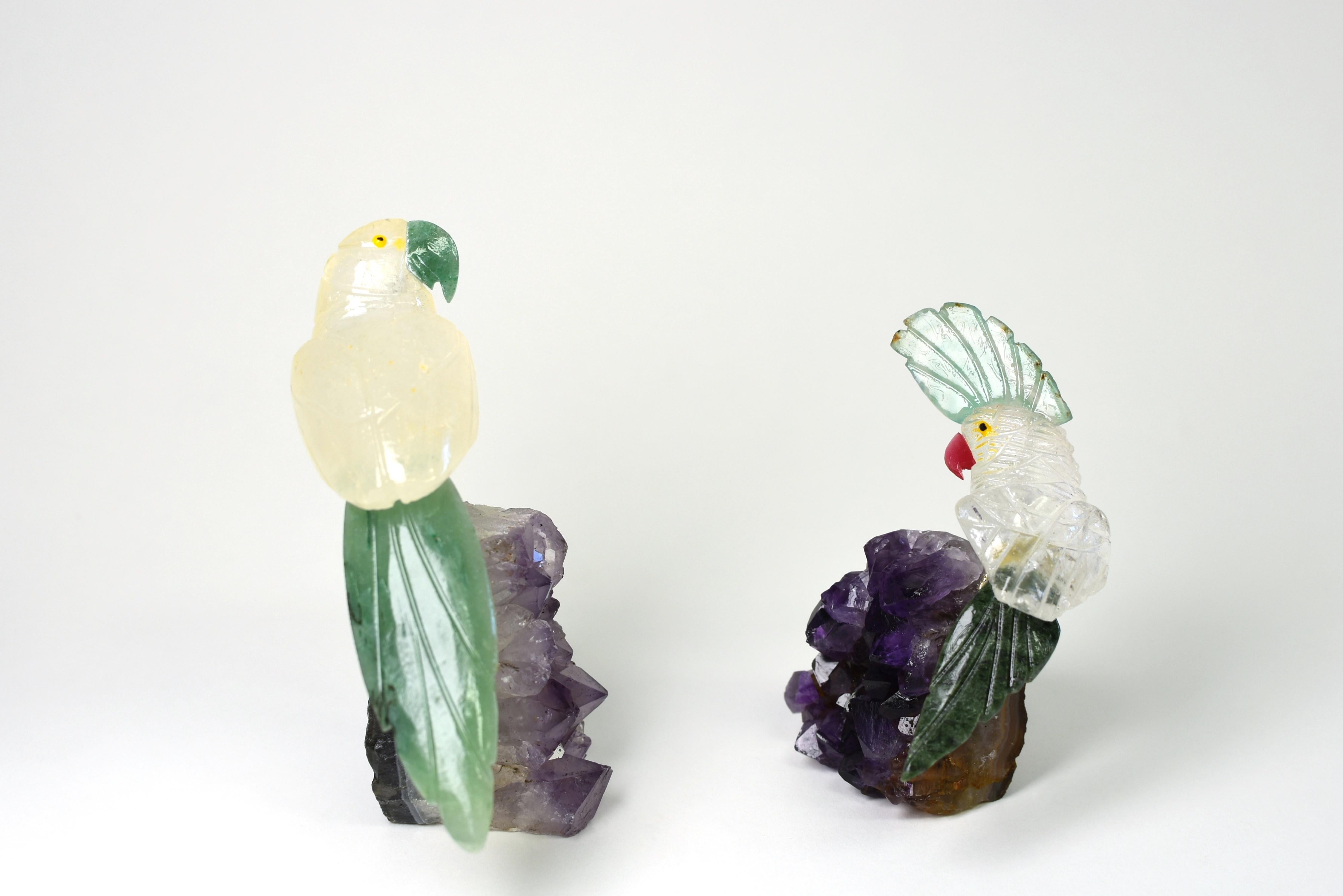 Perroquets en cristal de roche Oiseaux sur améthyste en vente 3