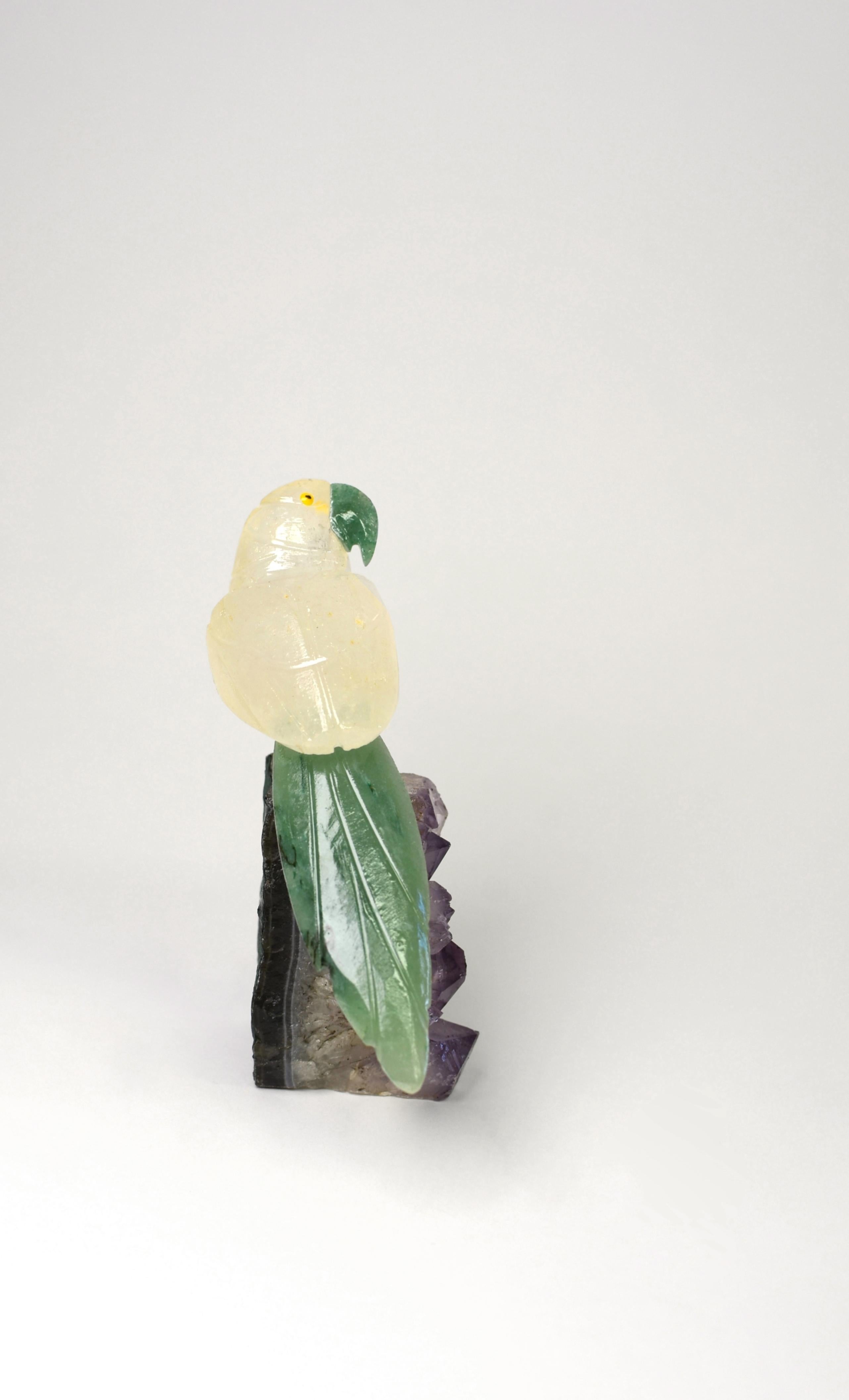 Perroquets en cristal de roche Oiseaux sur améthyste en vente 8
