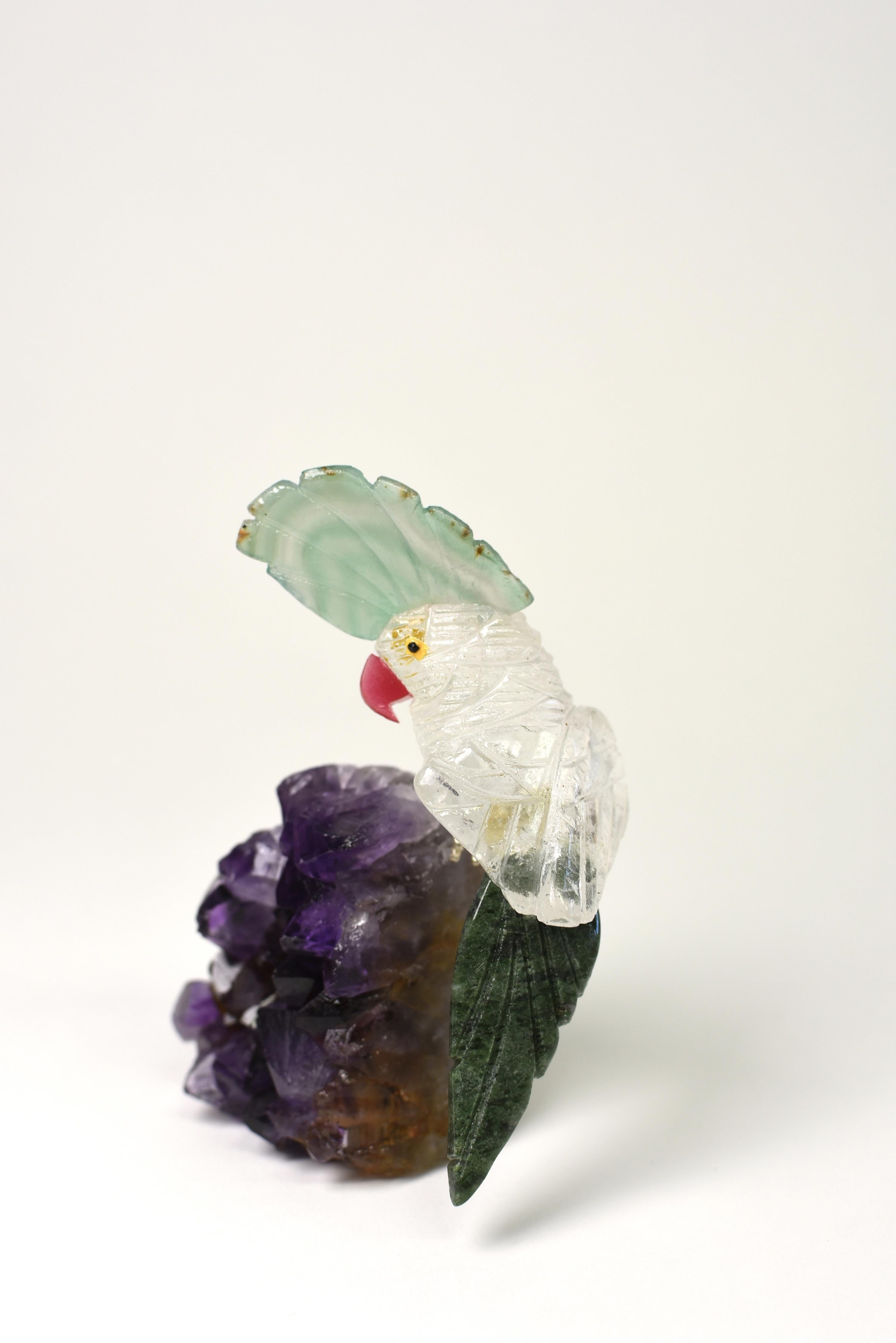 Perroquets en cristal de roche Oiseaux sur améthyste en vente 12