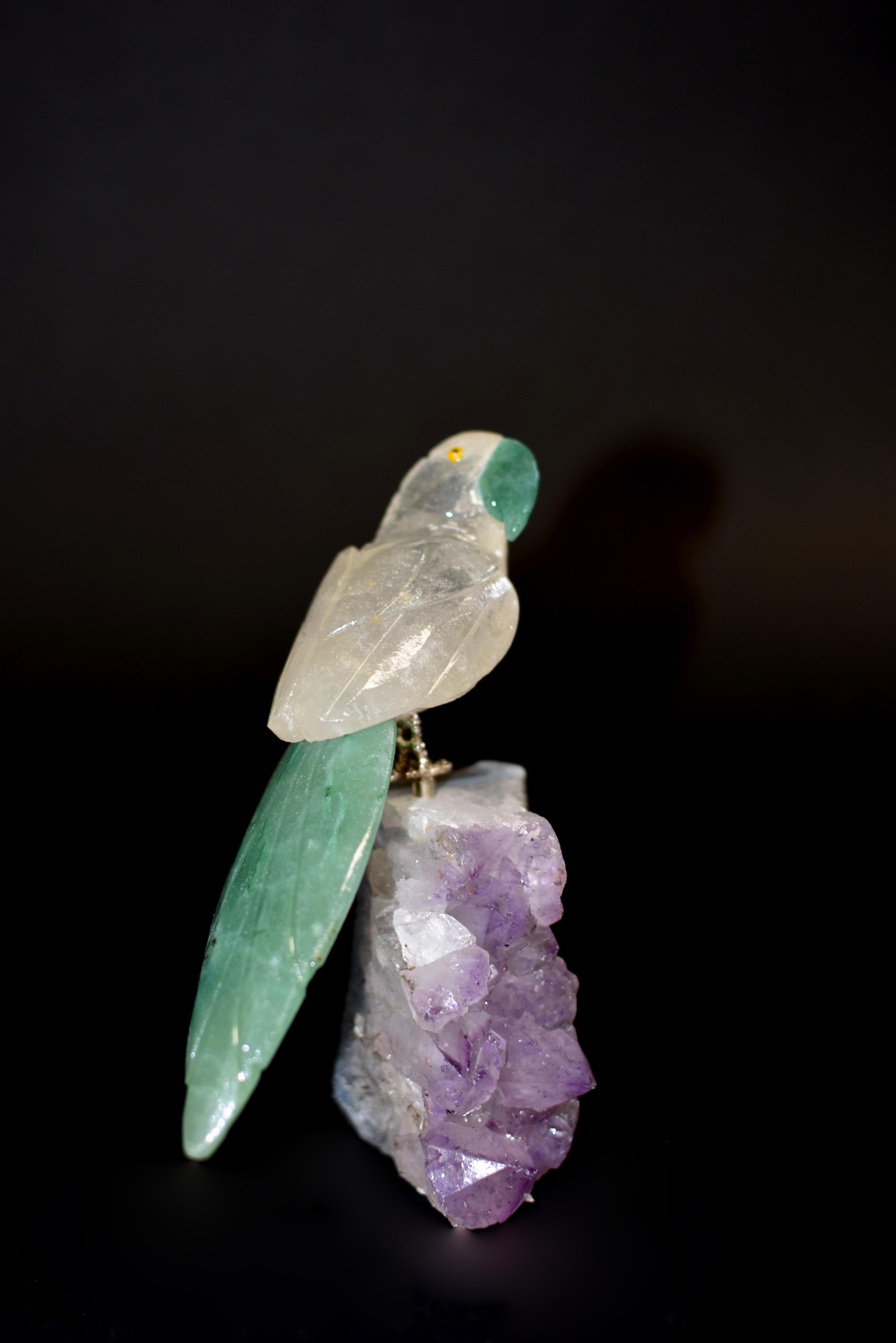 Péruvien Perroquets en cristal de roche Oiseaux sur améthyste en vente