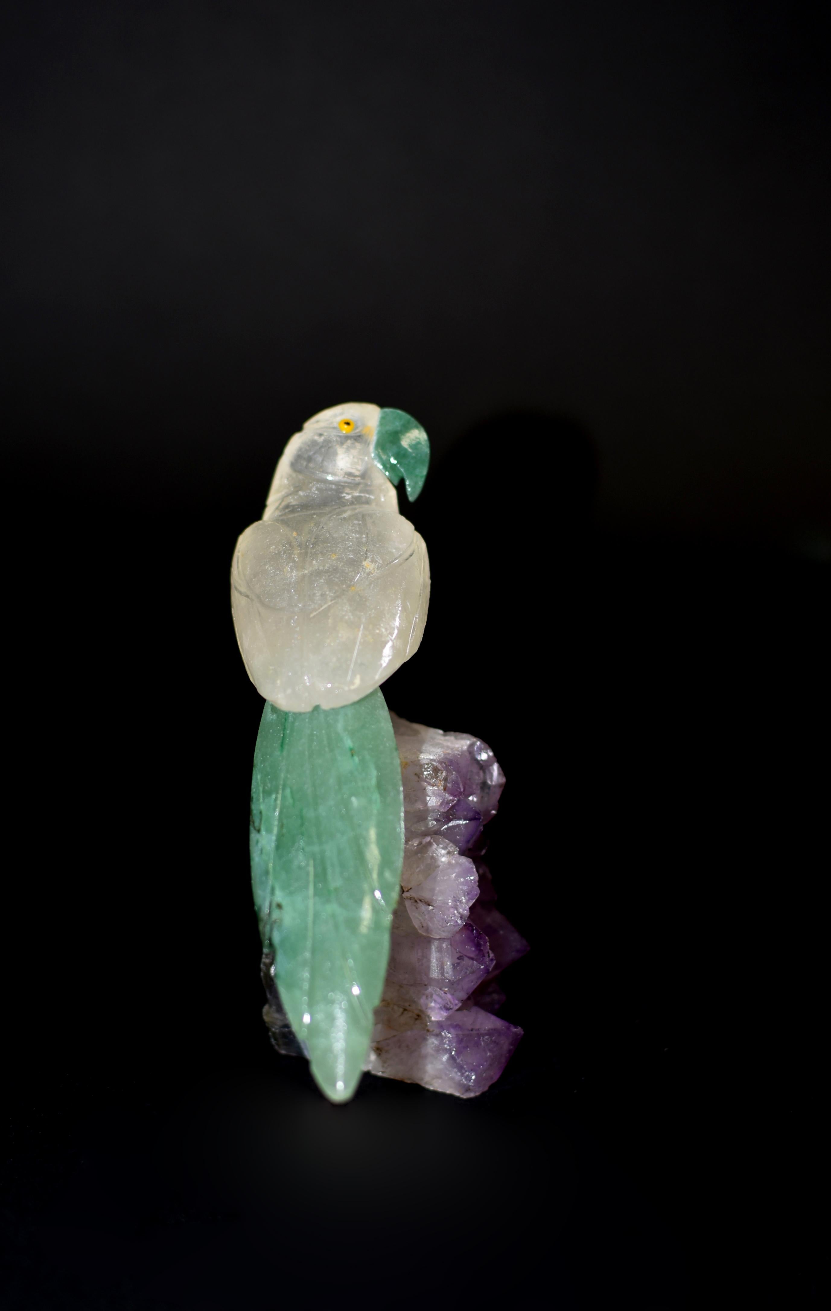 Sculpté à la main Perroquets en cristal de roche Oiseaux sur améthyste en vente