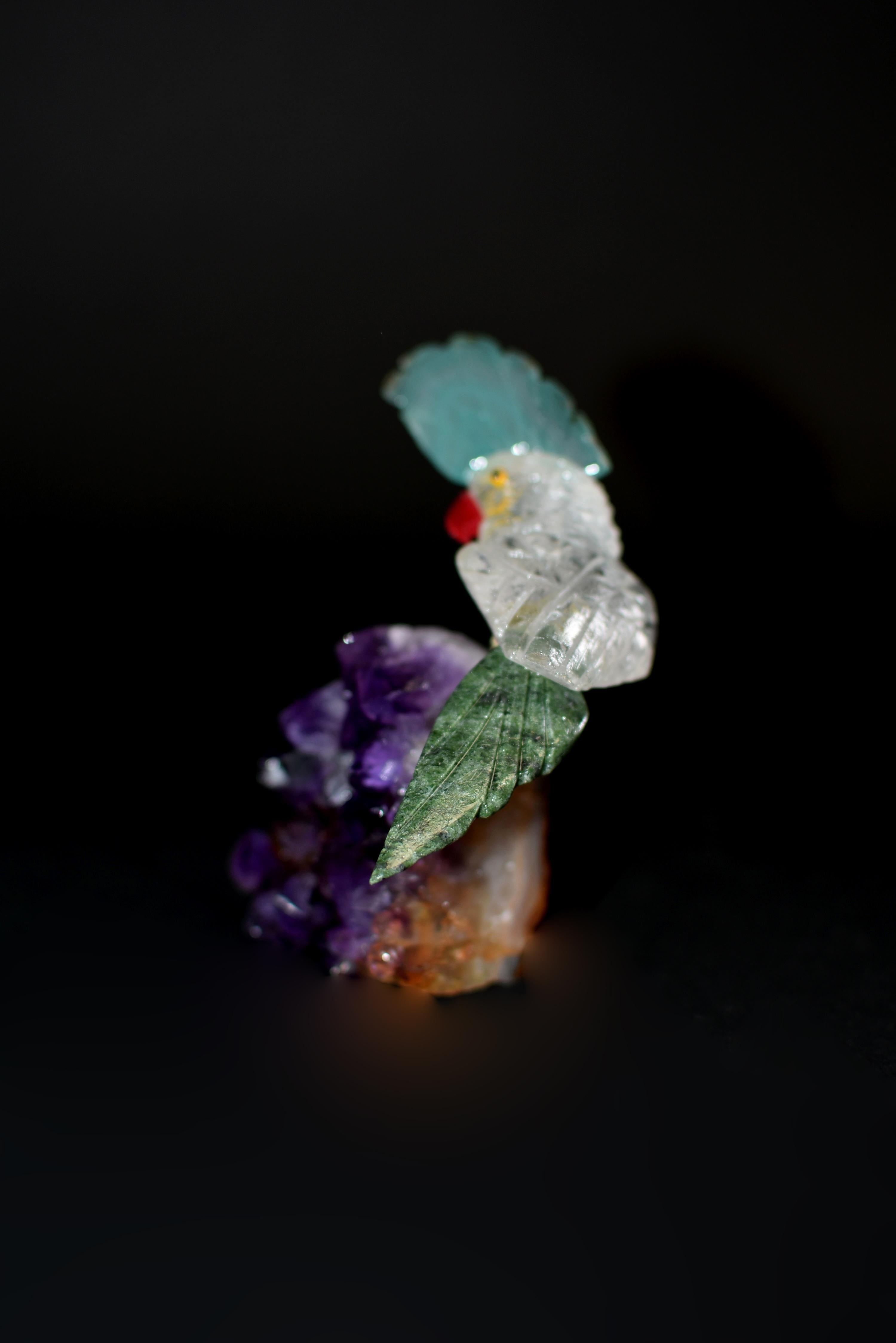 Perroquets en cristal de roche Oiseaux sur améthyste en vente 1