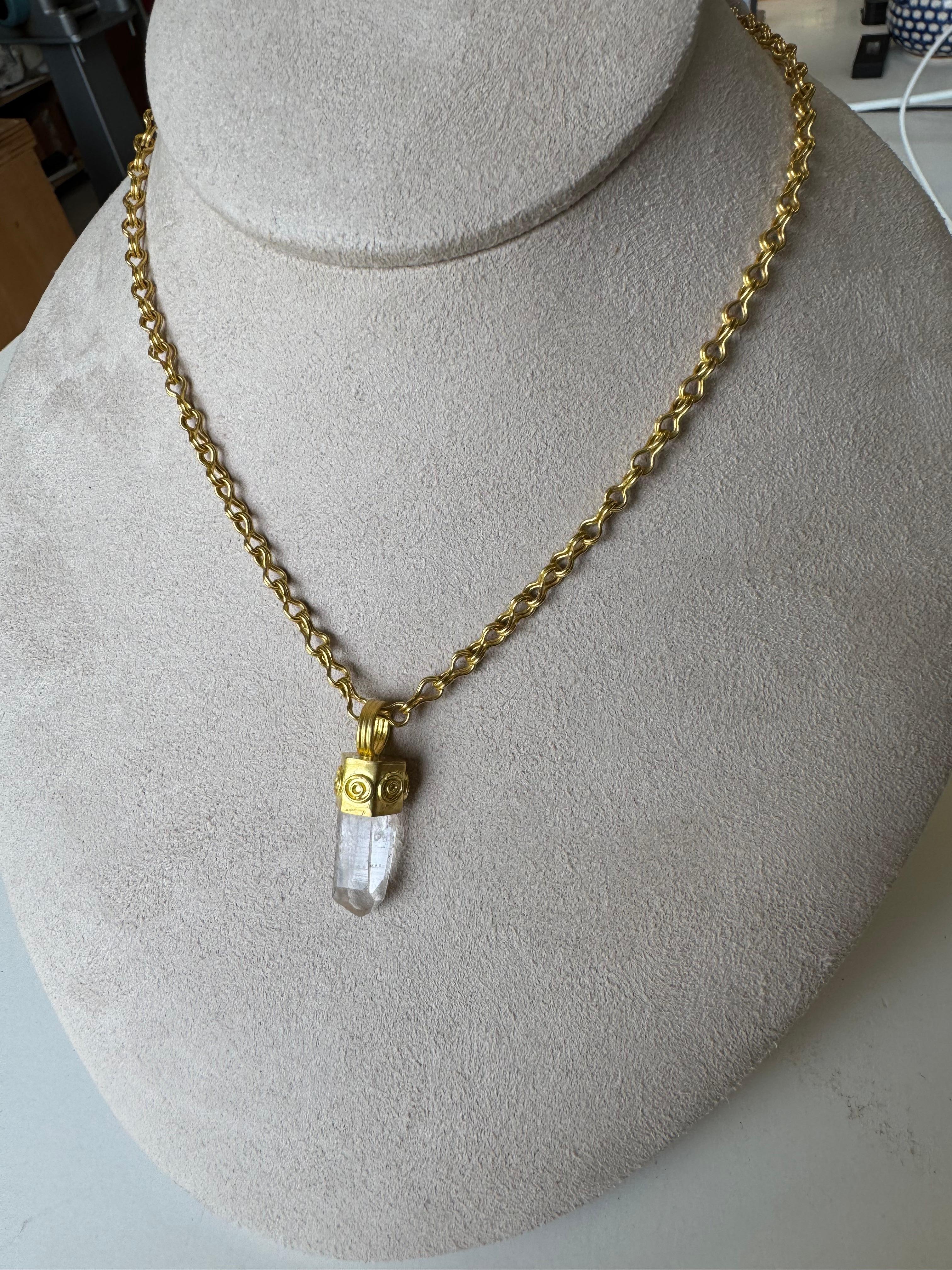 Bergkristall-Anhänger aus 22 Karat Gold (Klassisch-römisch) im Angebot