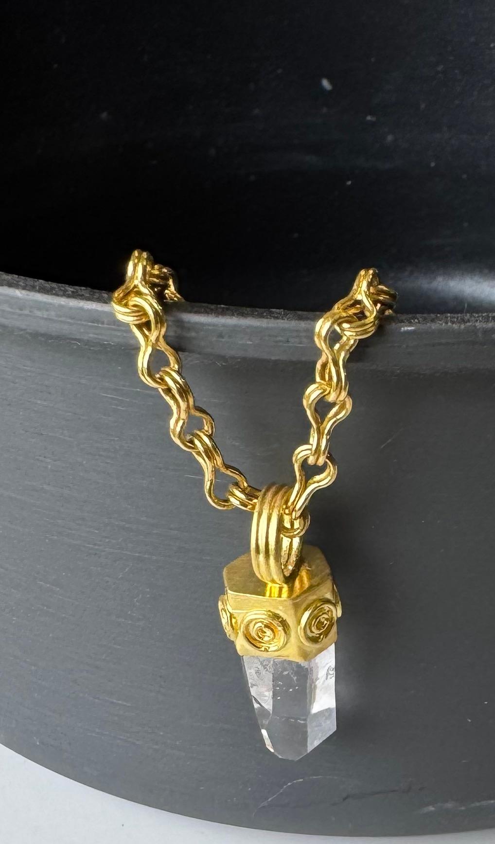 Bergkristall-Anhänger aus 22 Karat Gold (Ungeschliffen) im Angebot