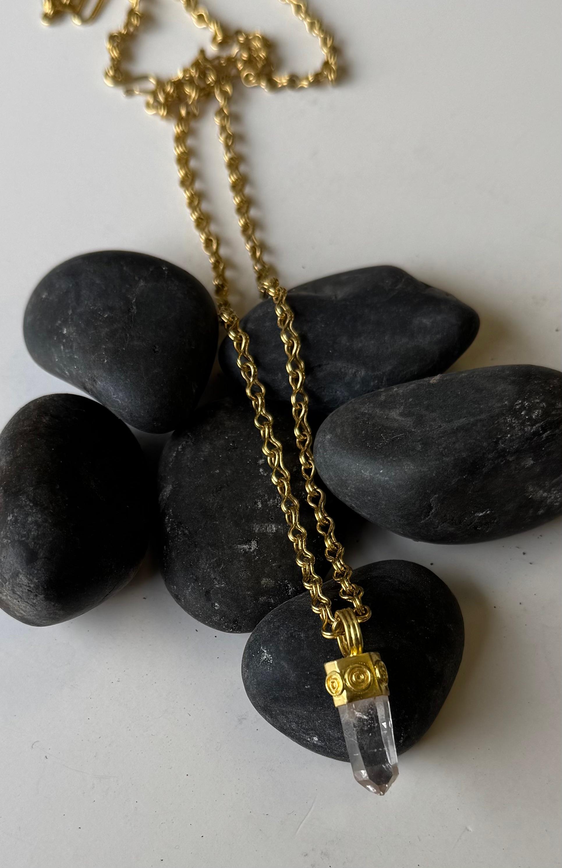 Bergkristall-Anhänger aus 22 Karat Gold im Zustand „Neu“ im Angebot in New York, NY