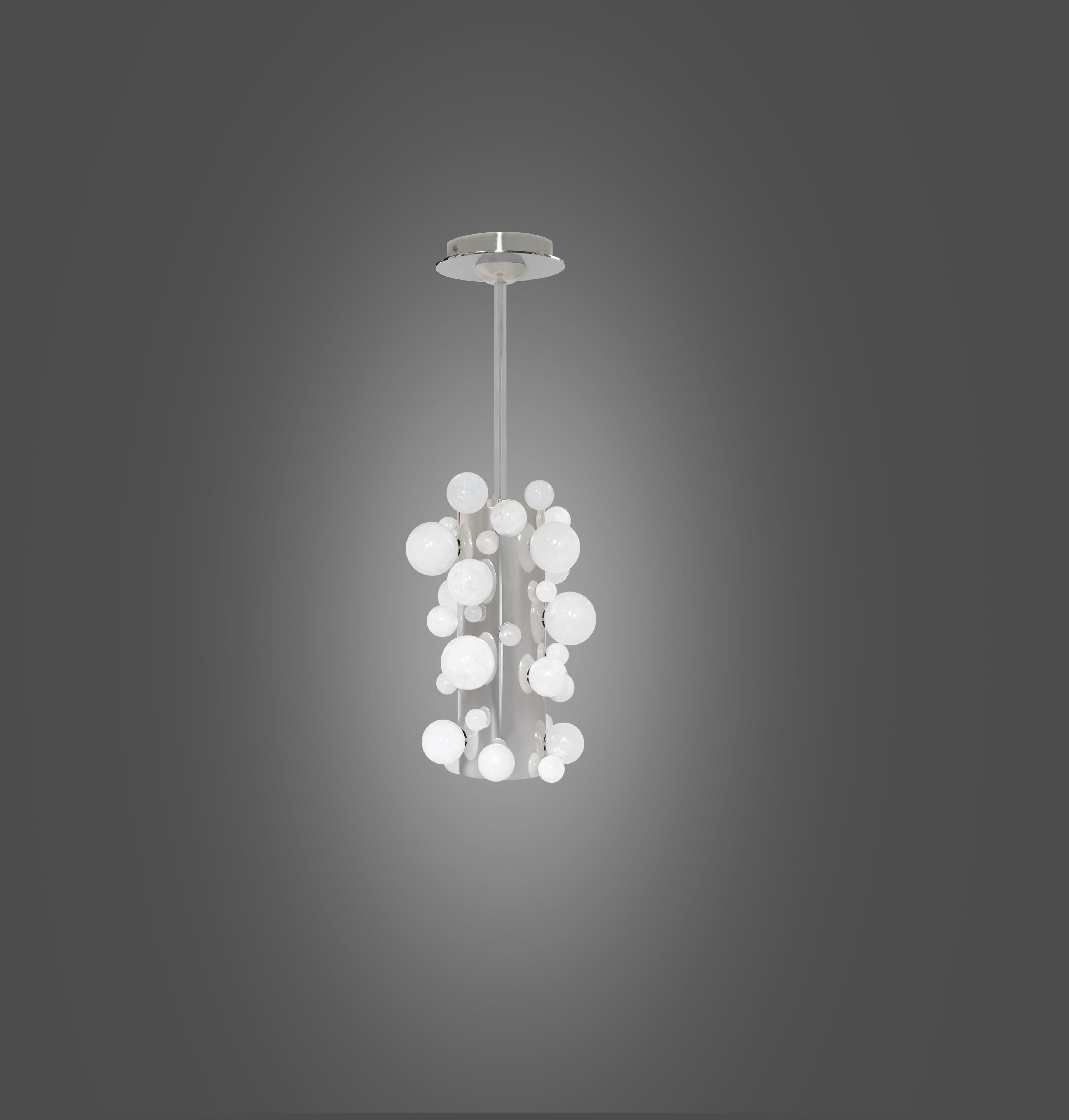 Lampada a sospensione a bolla in cristallo di rocca con finitura in nichel. Creato dalla Phoenix Gallery, NYC.
Due prese installate. Usa lampadine LED a luce calda. 50w ciascuna. 100 w in totale.
Dimensioni del ciondolo: 8