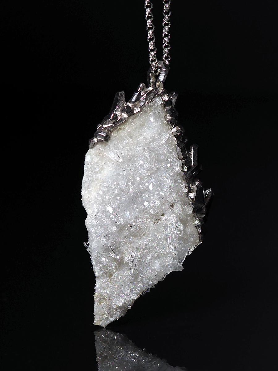 Grande ciondolo d'argento a doppia faccia con cristallo di rocca naturale su catena d'argento.
Misure della pietra - 0,59 х 1,57 х 2,8 in / 15 х 40 х 71 mm
peso della pietra - 147 carati
Peso del ciondolo: 20.64 grammi