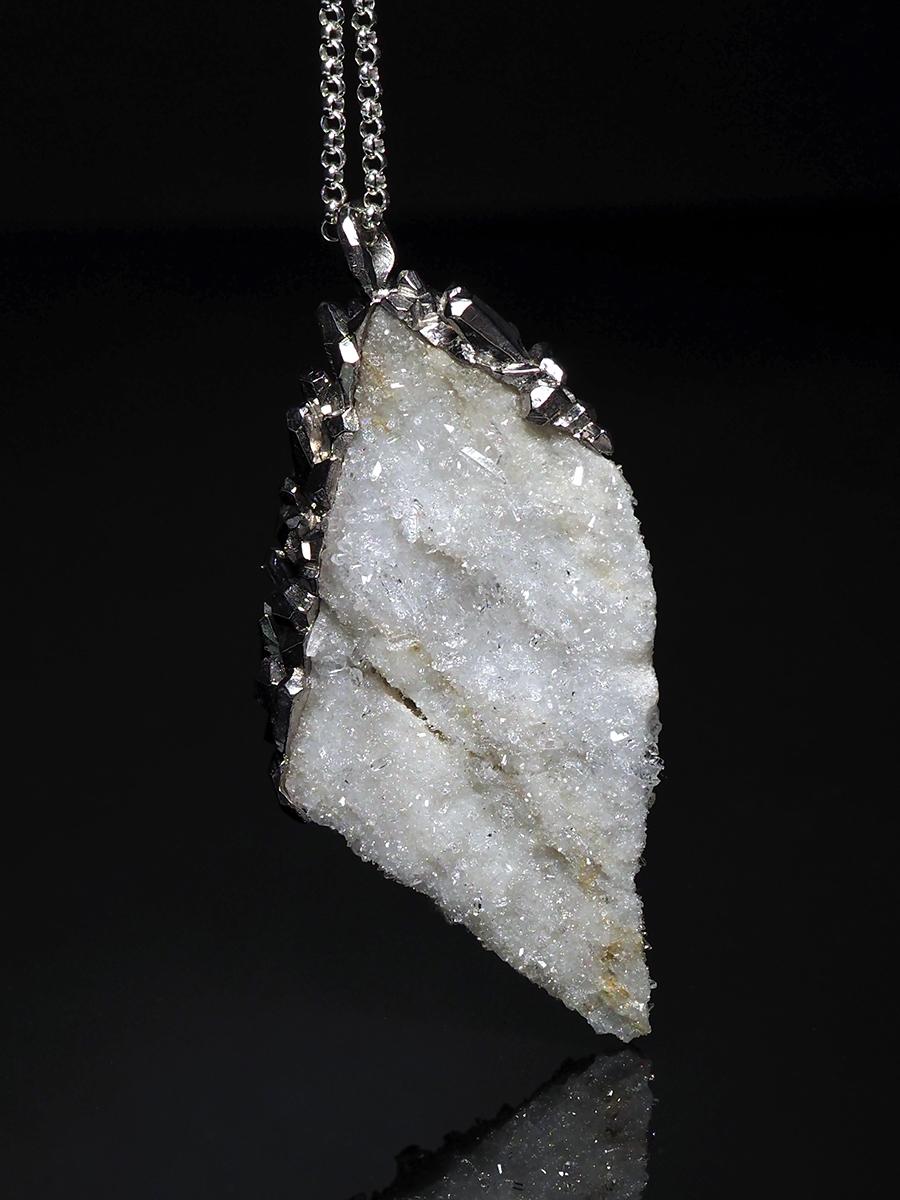 Artisan Pendentif en cristal de roche Cristal de roche brut Spécimen naturel Collier de pierres précieuses  en vente