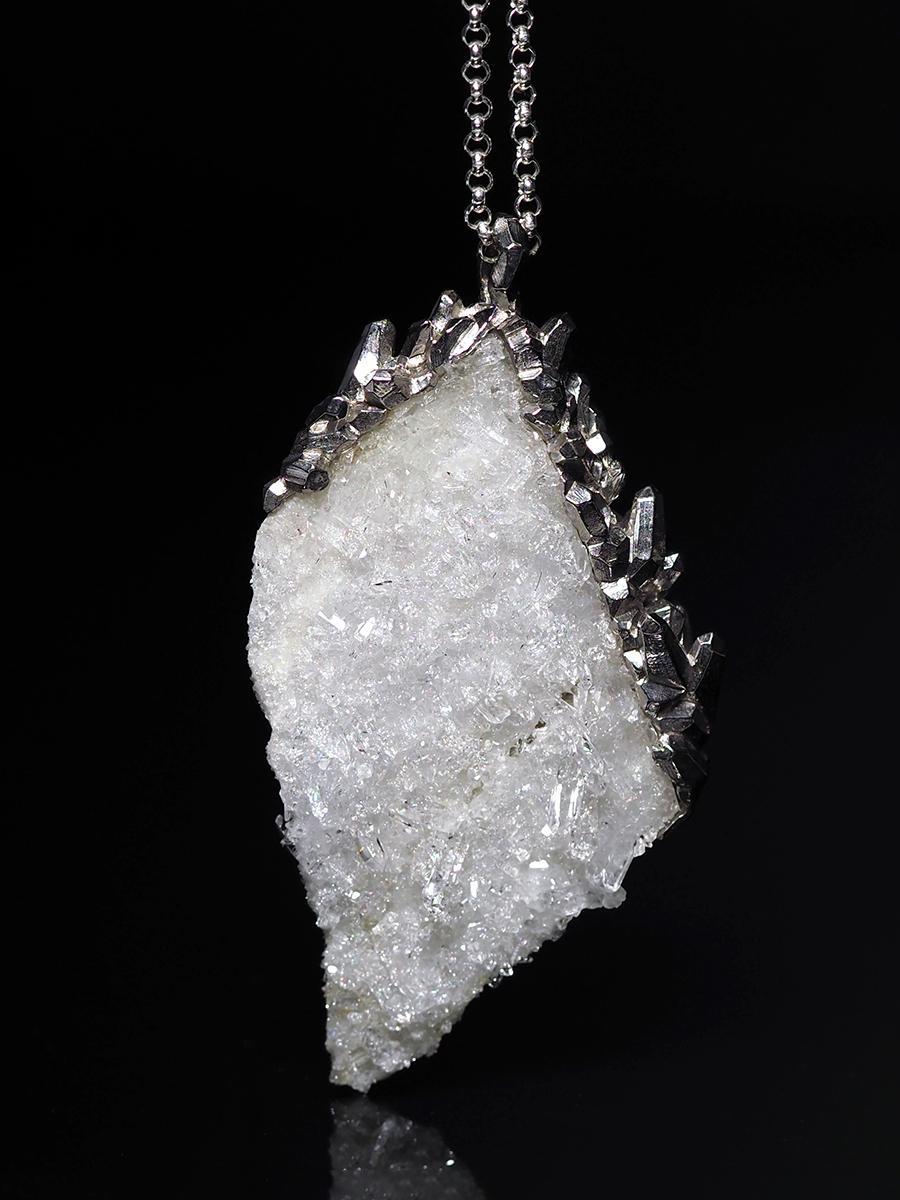 Non taillé Pendentif en cristal de roche Cristal de roche brut Spécimen naturel Collier de pierres précieuses  en vente
