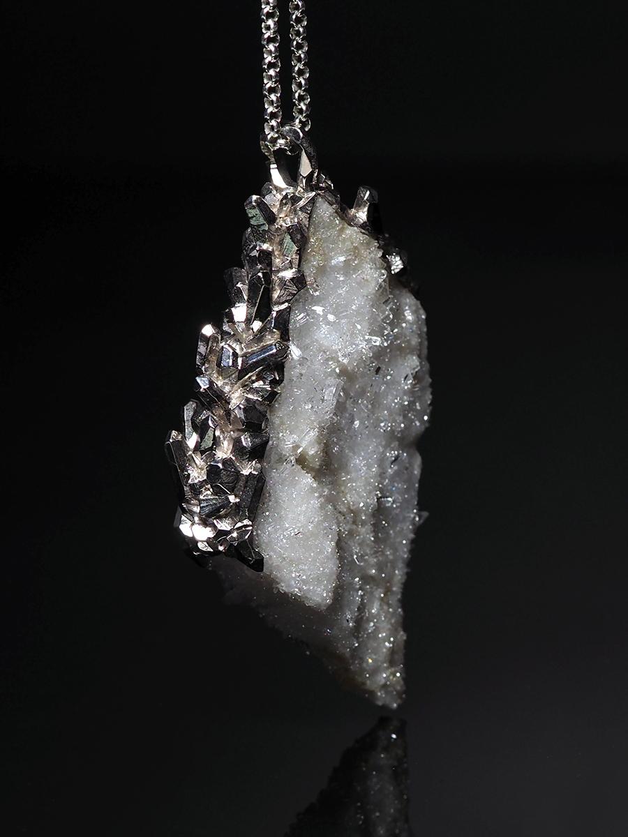 Pendentif en cristal de roche Cristal de roche brut Spécimen naturel Collier de pierres précieuses  Neuf - En vente à Berlin, DE