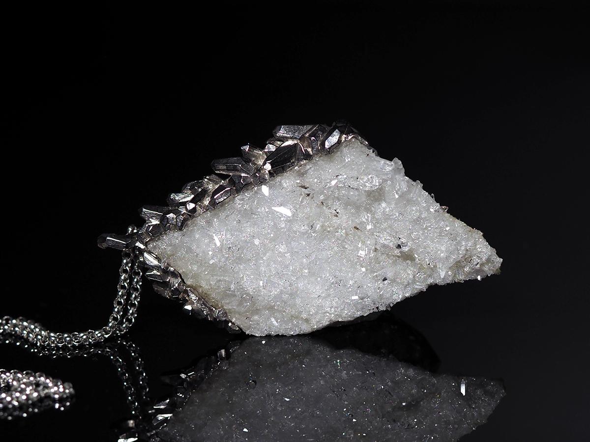 Pendentif en cristal de roche Cristal de roche brut Spécimen naturel Collier de pierres précieuses  Unisexe en vente