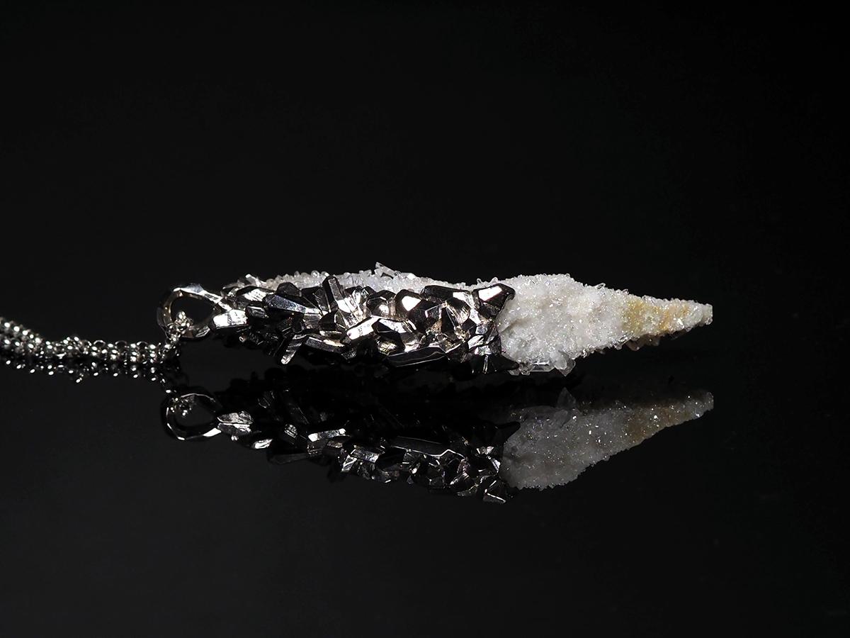 Pendentif en cristal de roche Cristal de roche brut Spécimen naturel Collier de pierres précieuses  en vente 1