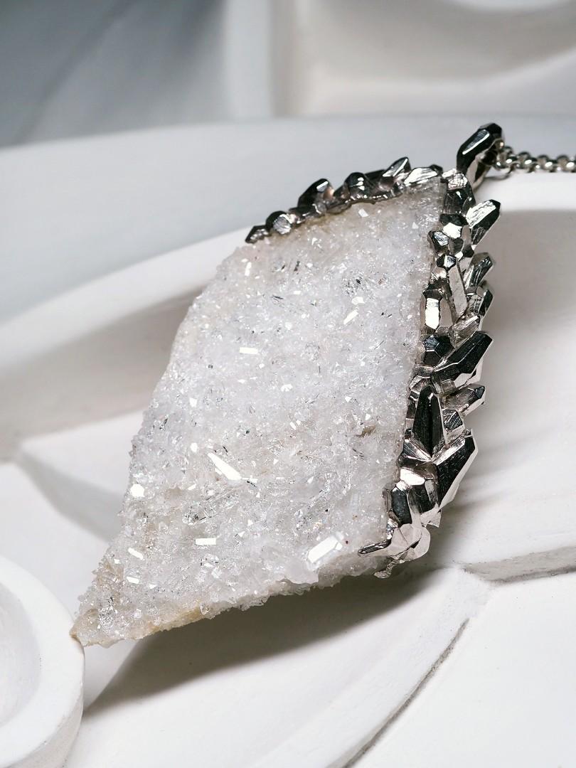 Pendentif en cristal de roche Cristal de roche brut Spécimen naturel Collier de pierres précieuses  en vente 2
