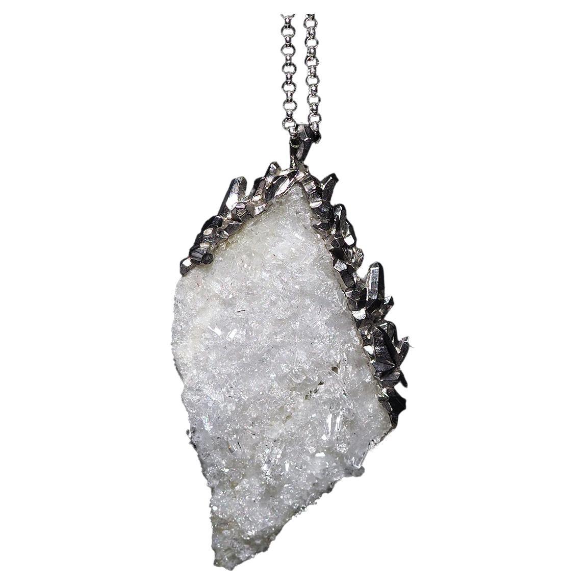 Pendentif en cristal de roche Cristal de roche brut Spécimen naturel Collier de pierres précieuses  en vente