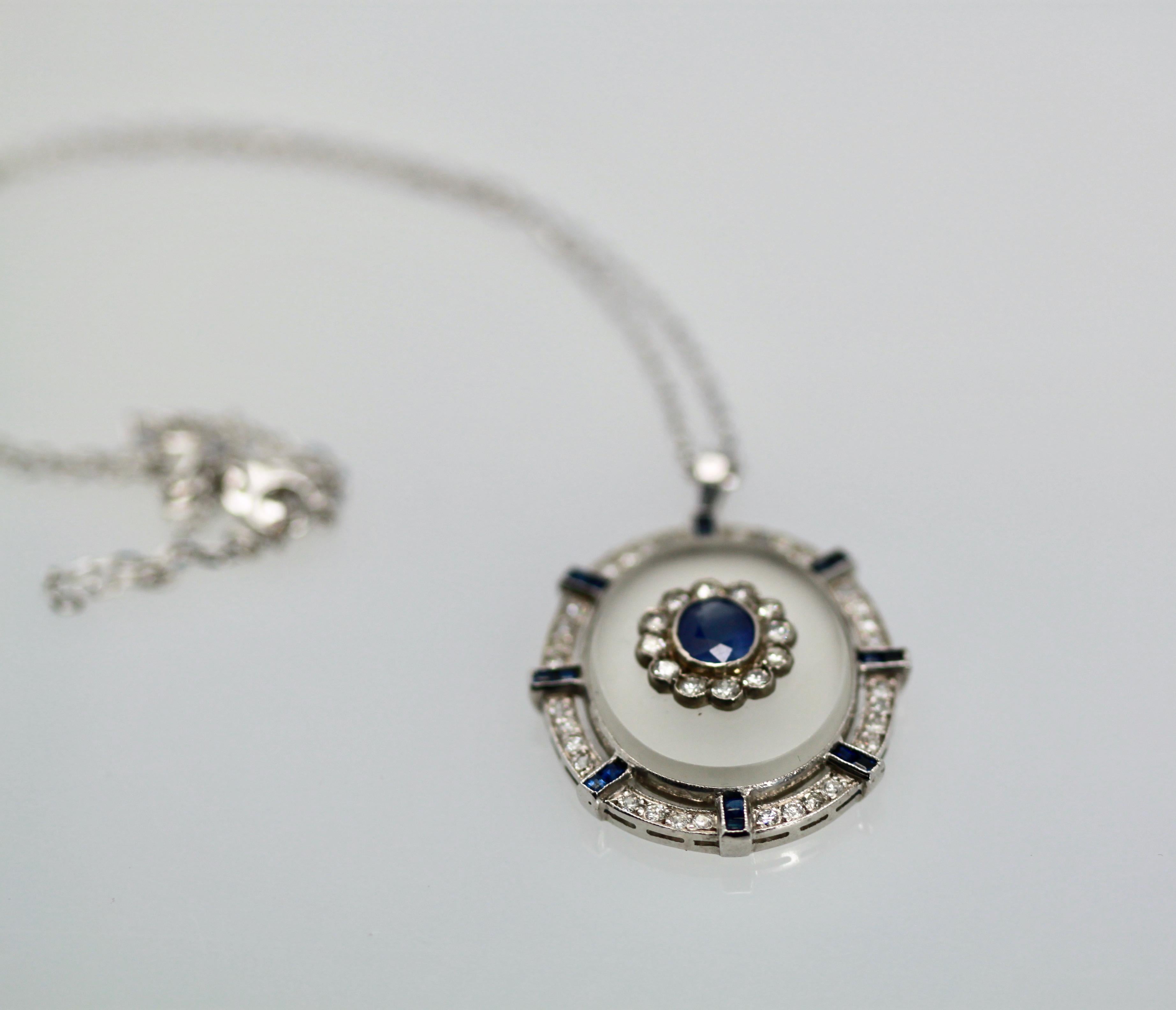 Taille ronde Pendentif en cristal de roche, saphir et diamants 18 carats en vente