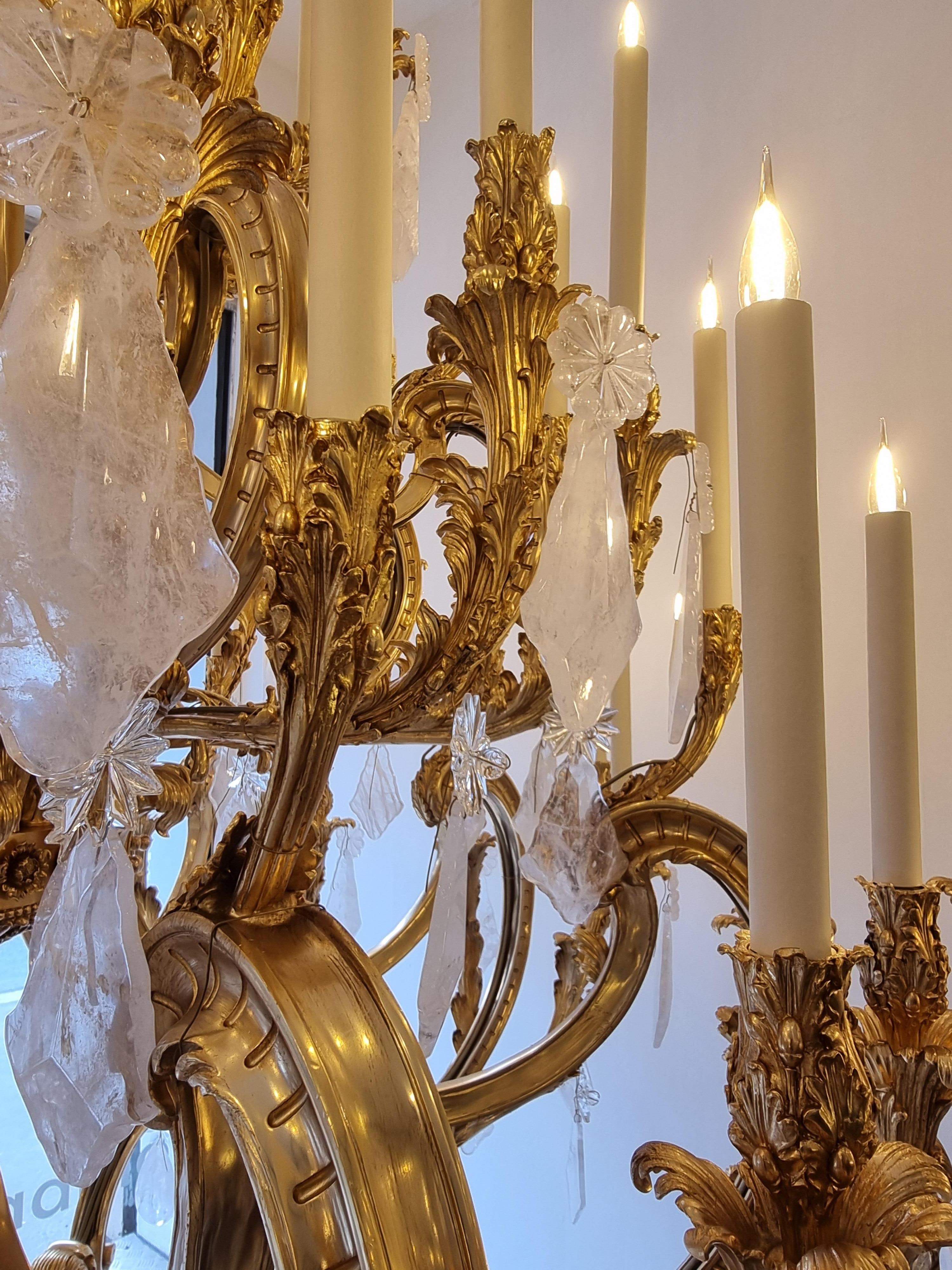 XVIIIe siècle Lustre à pendentifs en cristal de roche de style Louis XV en forme de cage avec or 18 carats  en vente