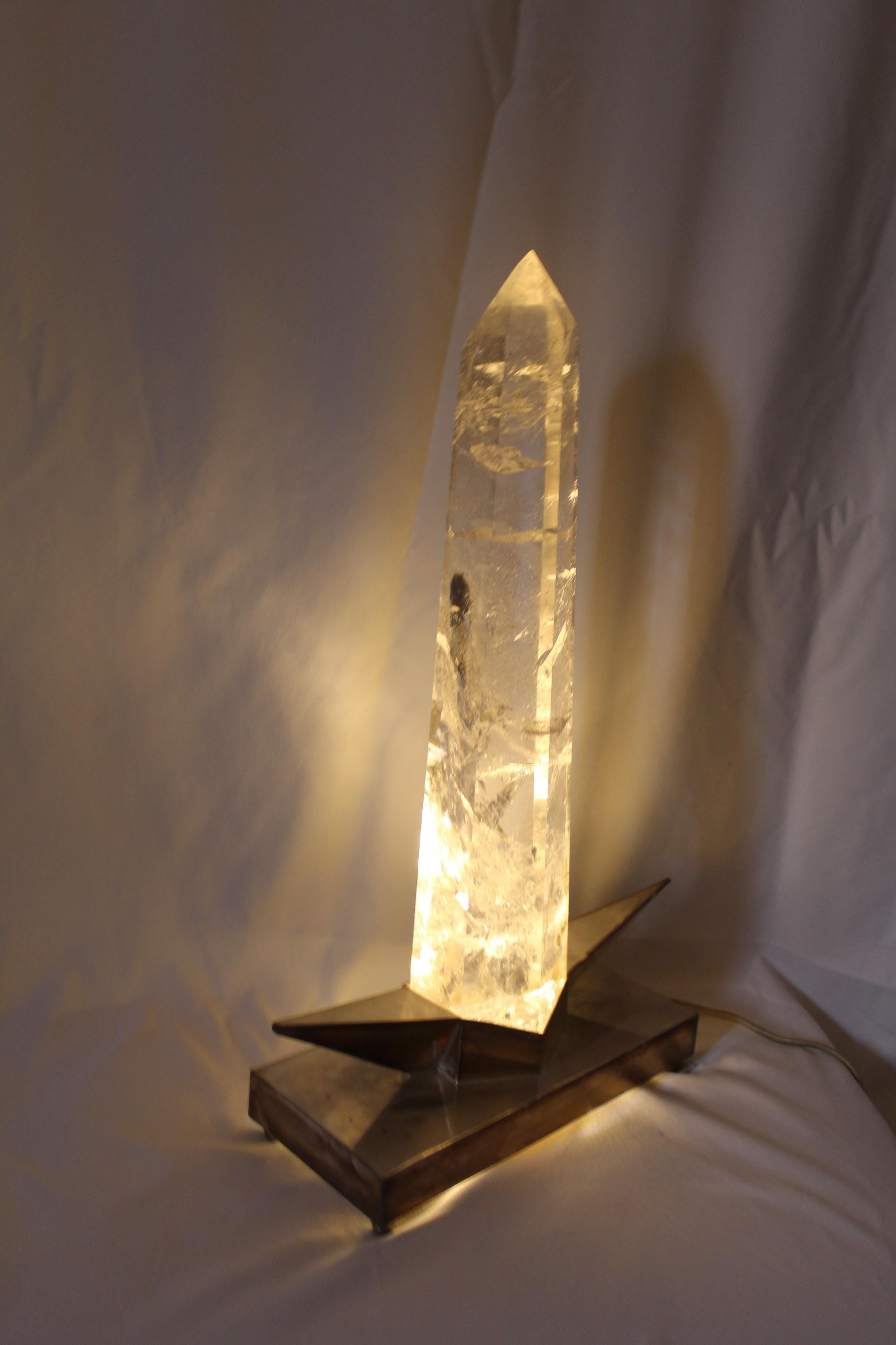 Cristal de roche Point en cristal de roche, monté sur une base en métal argenté, design célèbre, pierre rare en vente