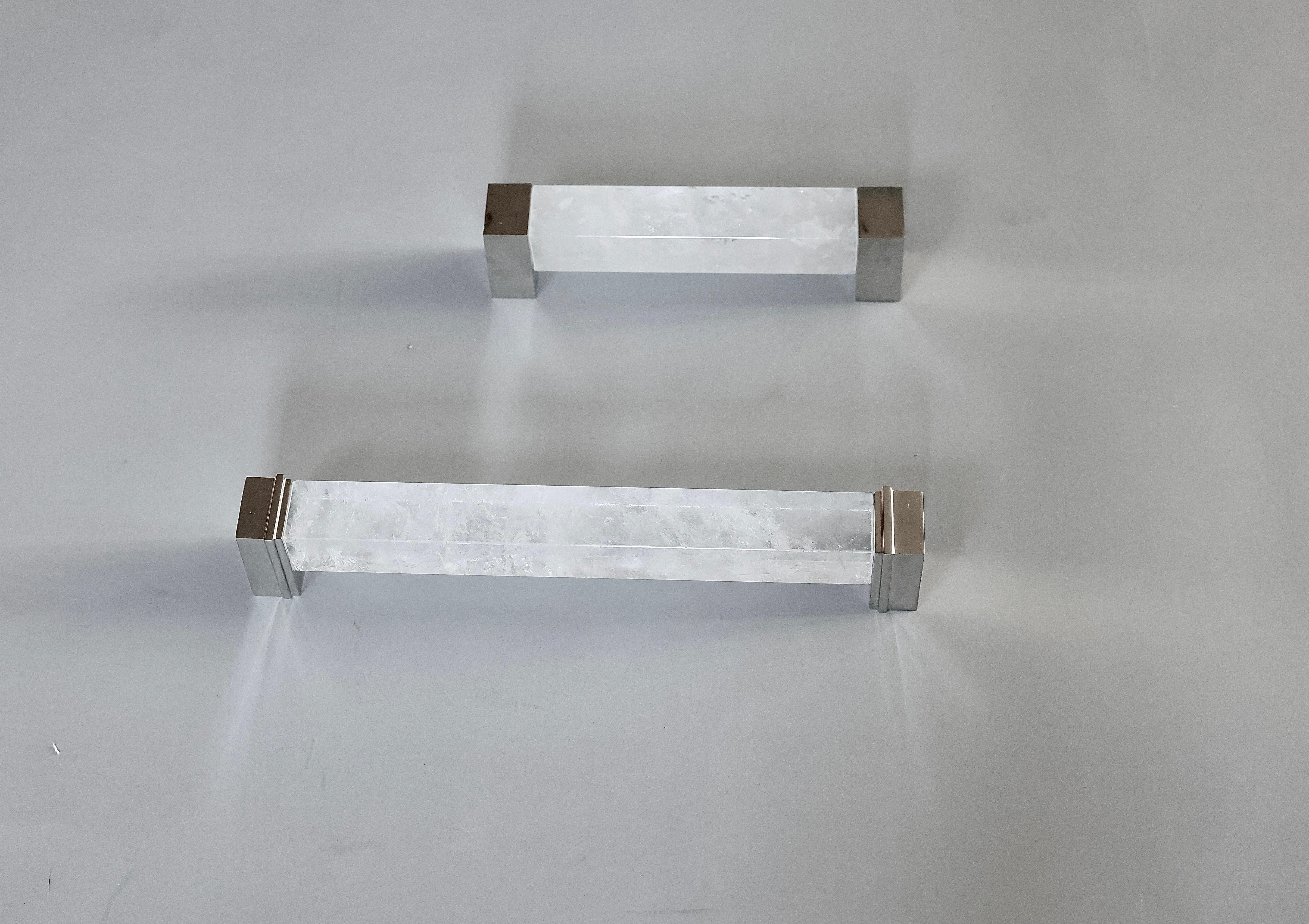 Bergkristall-Pull mit Verzierungen aus poliertem Nickel 
Kundenspezifische Größe und Metalloberfläche auf Anfrage.