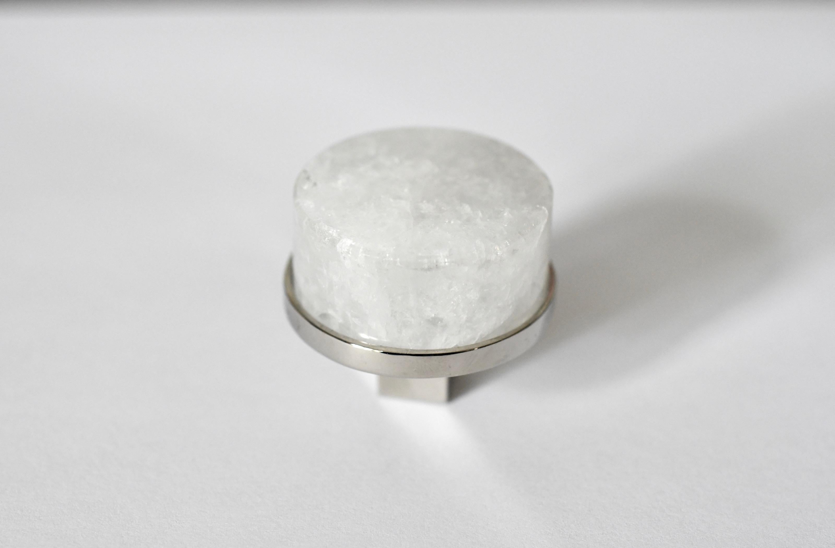 Kreisförmiger Bergkristall-Quarzknopf mit Nickelsockel. Erstellt von Phoenix Gallery, NYC.
Kundenspezifische Größe und Ausführung auf Anfrage.
