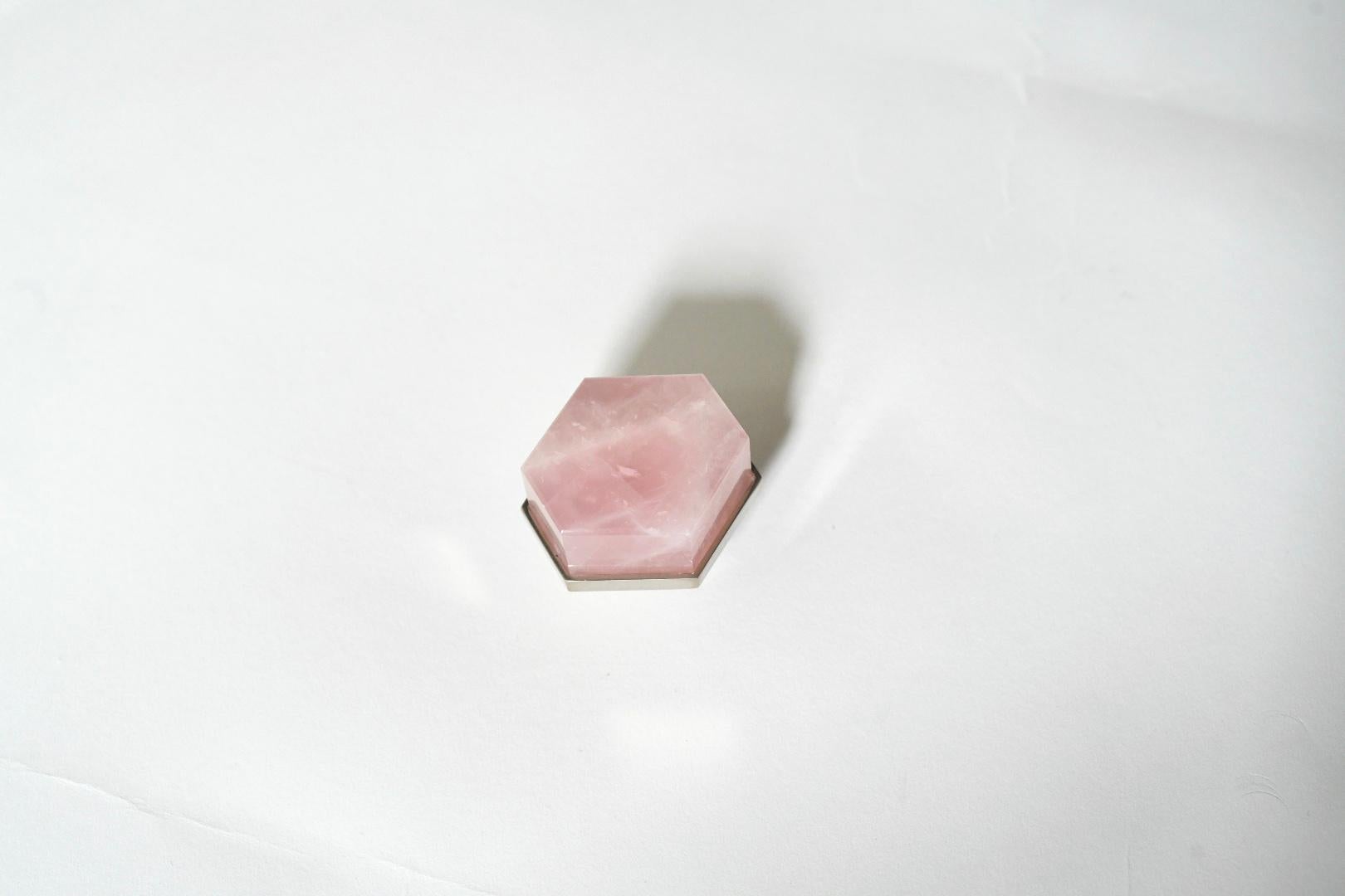 Flacher sechseckiger, rosafarbener Bergkristall-Knopf mit vernickeltem Sockel. Erstellt von Phoenix Gallery, NYC.
Kundenspezifische Größe und Ausführung auf Anfrage.