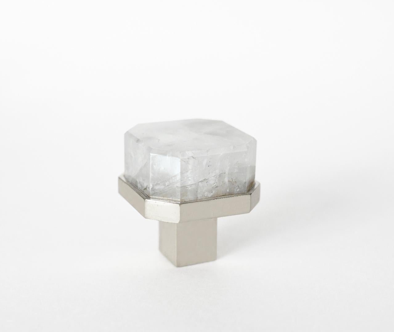 Bouton en quartz de cristal de roche de forme octogonale avec base en nickel. Créé par Phoenix Gallery, NYC.