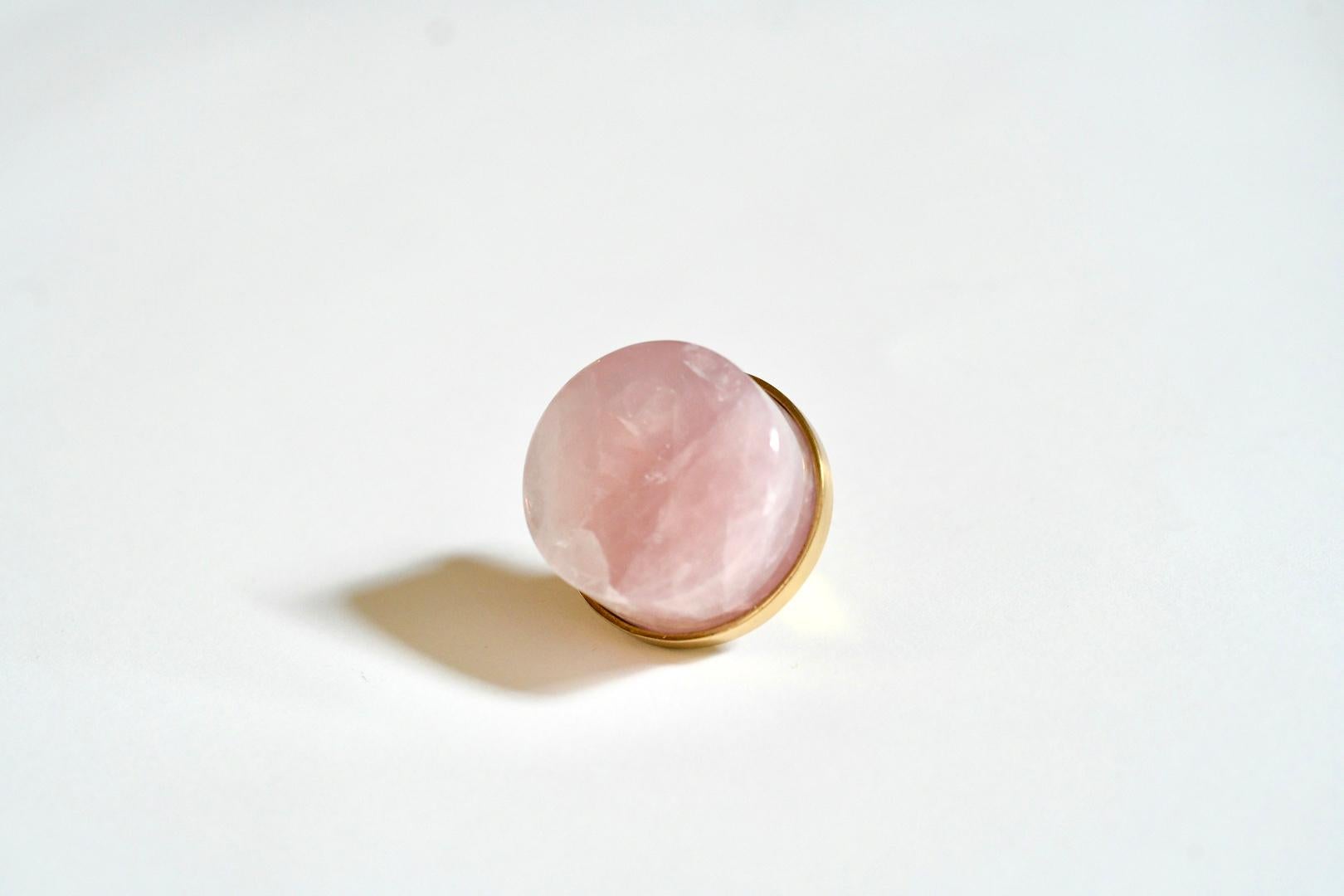 Bouton de forme circulaire en quartz de roche rose avec base en laiton poli. Créé par Phoenix Gallery, NYC.
Taille et finition personnalisées sur demande.
