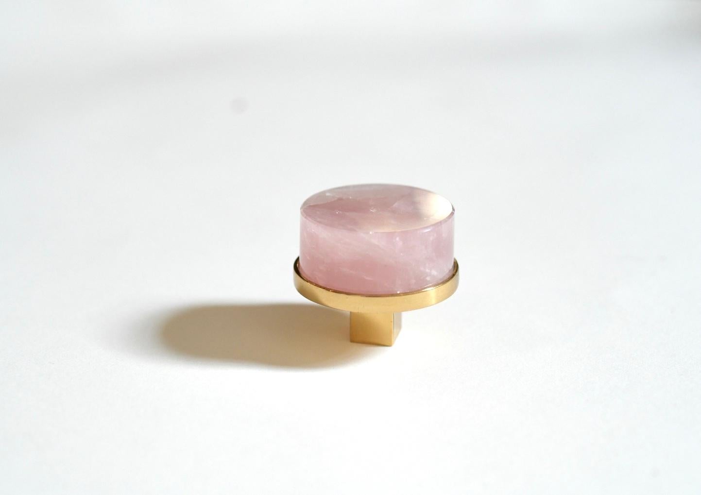 Kreisförmiger, rosafarbener Bergkristallknopf mit poliertem Messingsockel. Erstellt von Phoenix Gallery, NYC.
Kundenspezifische Größe und Ausführung auf Anfrage.