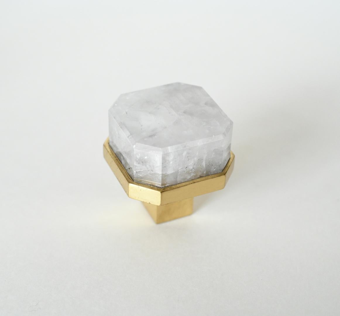 Bouton de forme octogonale en quartz de cristal de roche avec base en laiton poli. Créé par Phoenix Gallery, NYC.
Taille et finition personnalisées sur demande.