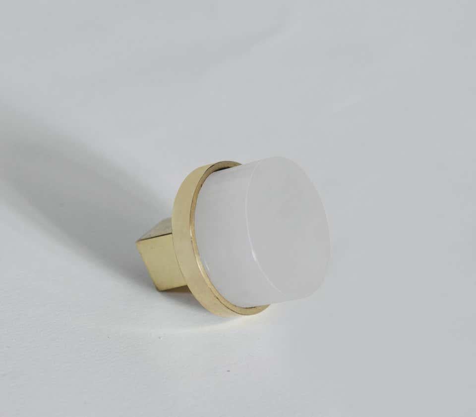 Kreisförmiger Bergkristall-Quarzknopf mit poliertem Messingsockel. Erstellt von Phoenix Gallery, NYC.
Kundenspezifische Größe und Ausführung auf Anfrage.