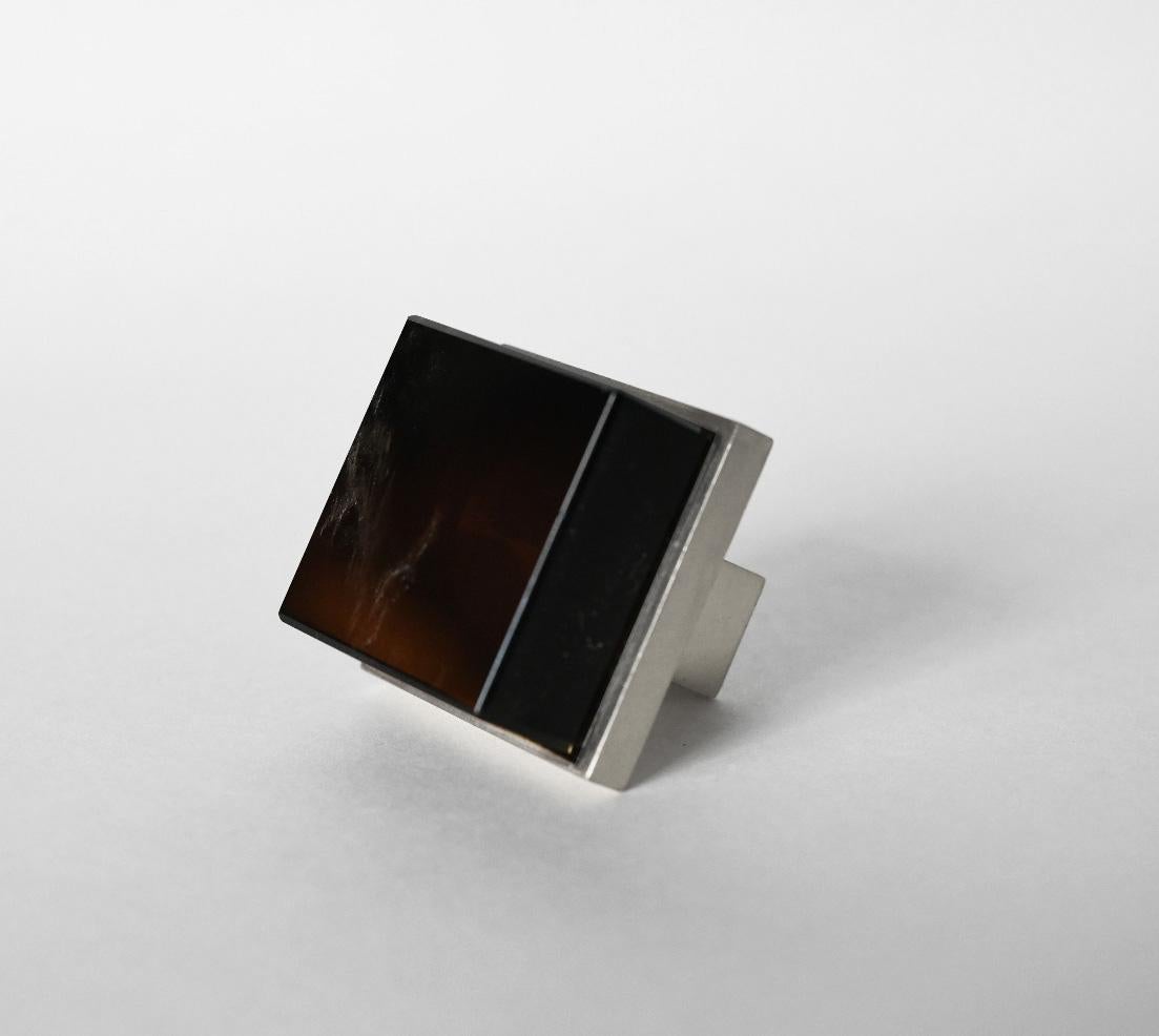 Bouton de forme cubique en cristal de roche fumé avec base en nickel. Créé par Phoenix Gallery, NYC.
Taille et finition personnalisées sur demande.