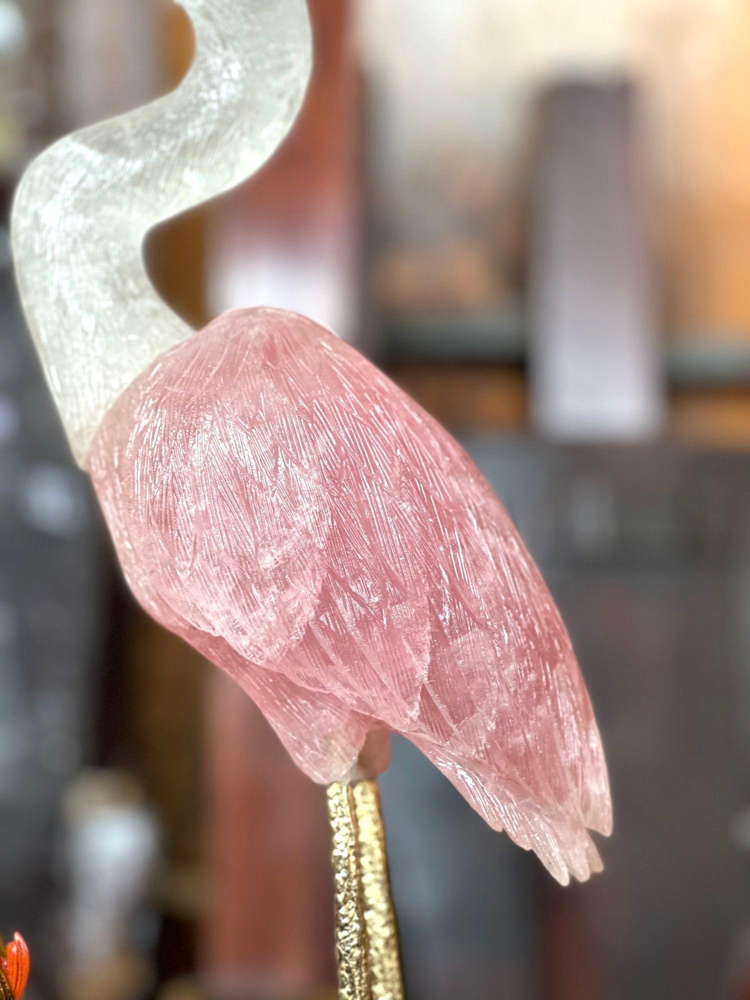 Brésilien Sculpture d'oiseau en cristal de roche et quartz rose avec support en améthyste en vente
