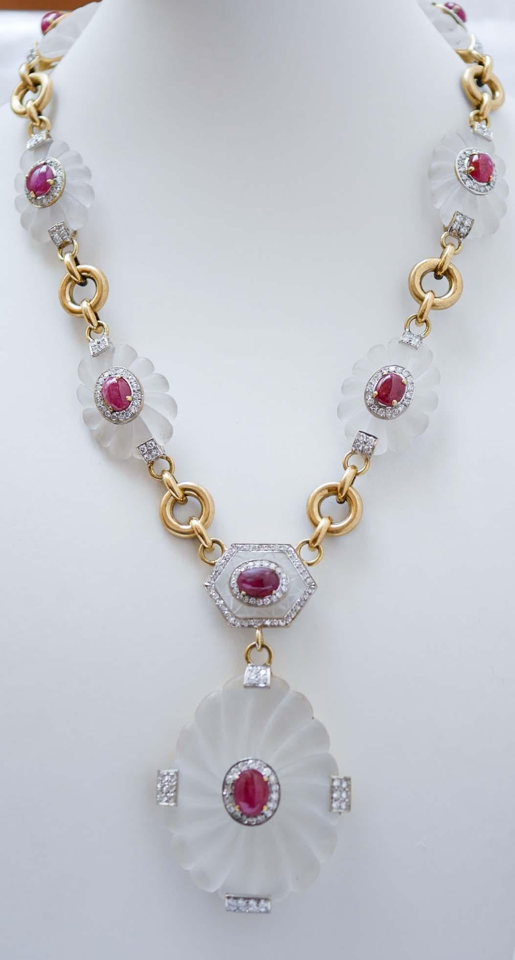 Wunderschönes Collier aus 18 kt Gelbgold mit acht Bergkristallen entlang der Kette und Diamanten und einem Rubin darauf. Als Anhänger ein weiterer Bergkristall mit einem von Diamanten umgebenen Rubin.
Diese Halskette wurde von italienischen