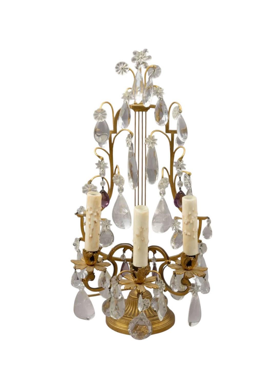 Questa favolosa coppia di girandole elettrificate è caratterizzata da splendidi prismi di cristallo di rocca incastonati in una cornice di bronzo dorato. L'elegante combinazione di cristalli scintillanti e ricchi toni dorati crea un look sofisticato