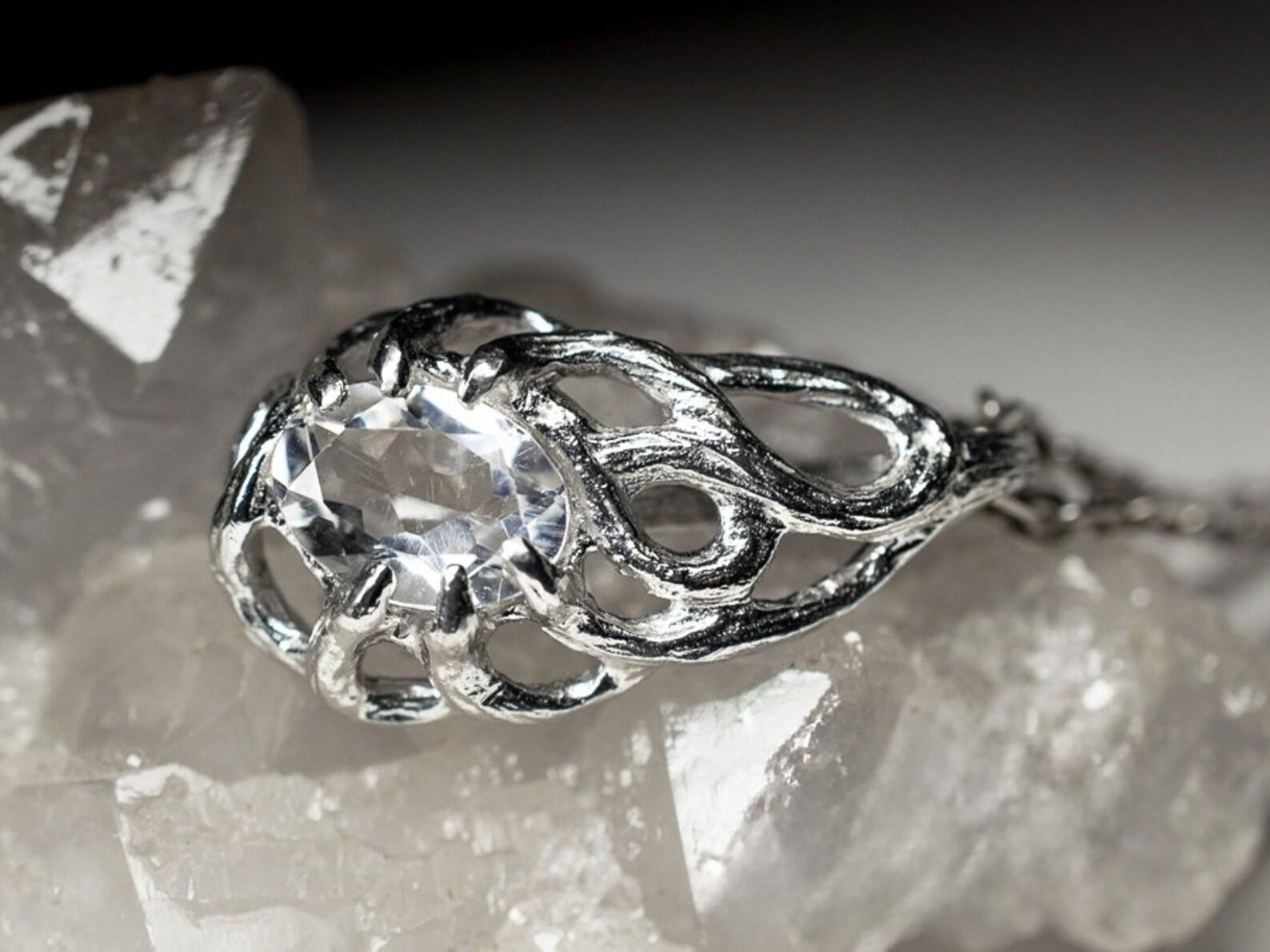 Ciondoli in argento rodiato con cristallo di rocca naturale 
origine della gemma - Brasile
Misure della pietra - 0,12 х 0,2 x 0,28 in / 3 х 5 х 7 mm
peso della pietra - 0,68 carati
Altezza del pendente - 0,79 in / 20 mm
peso del ciondolo - 1,46