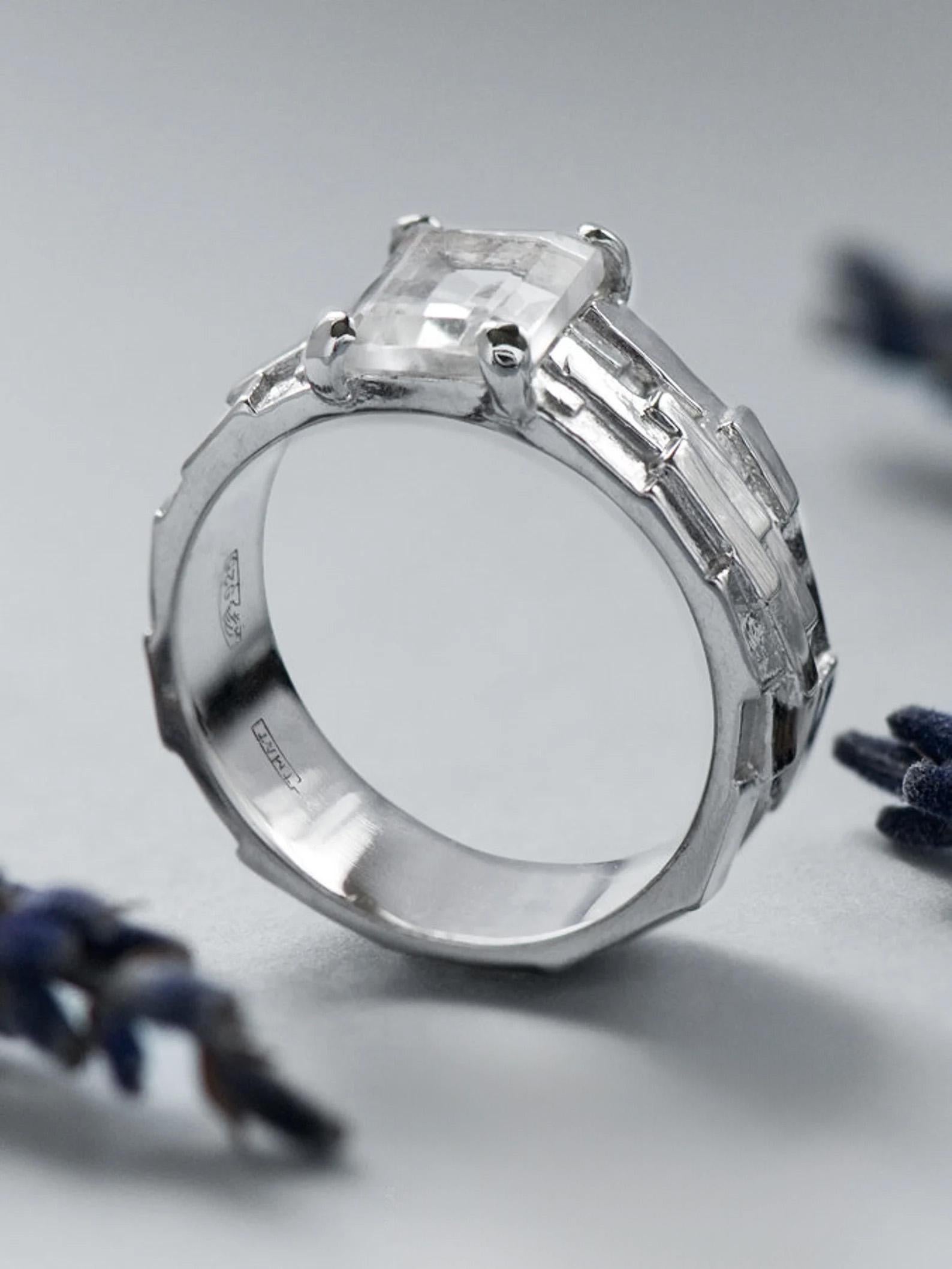 Anello in argento con cristallo di rocca gemma naturale misura 6,5 anello unisex statement in vendita 1