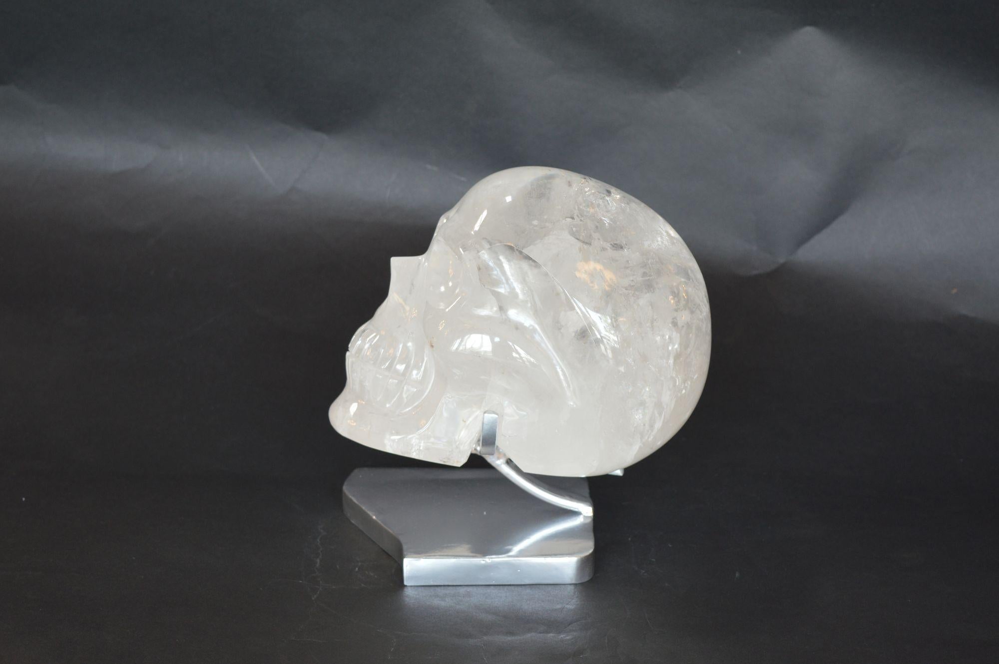 Schöner Bergkristallschädel mit Edelstahlständer 
 
Abmessungen:
 
Mit Ständer: 9 ½