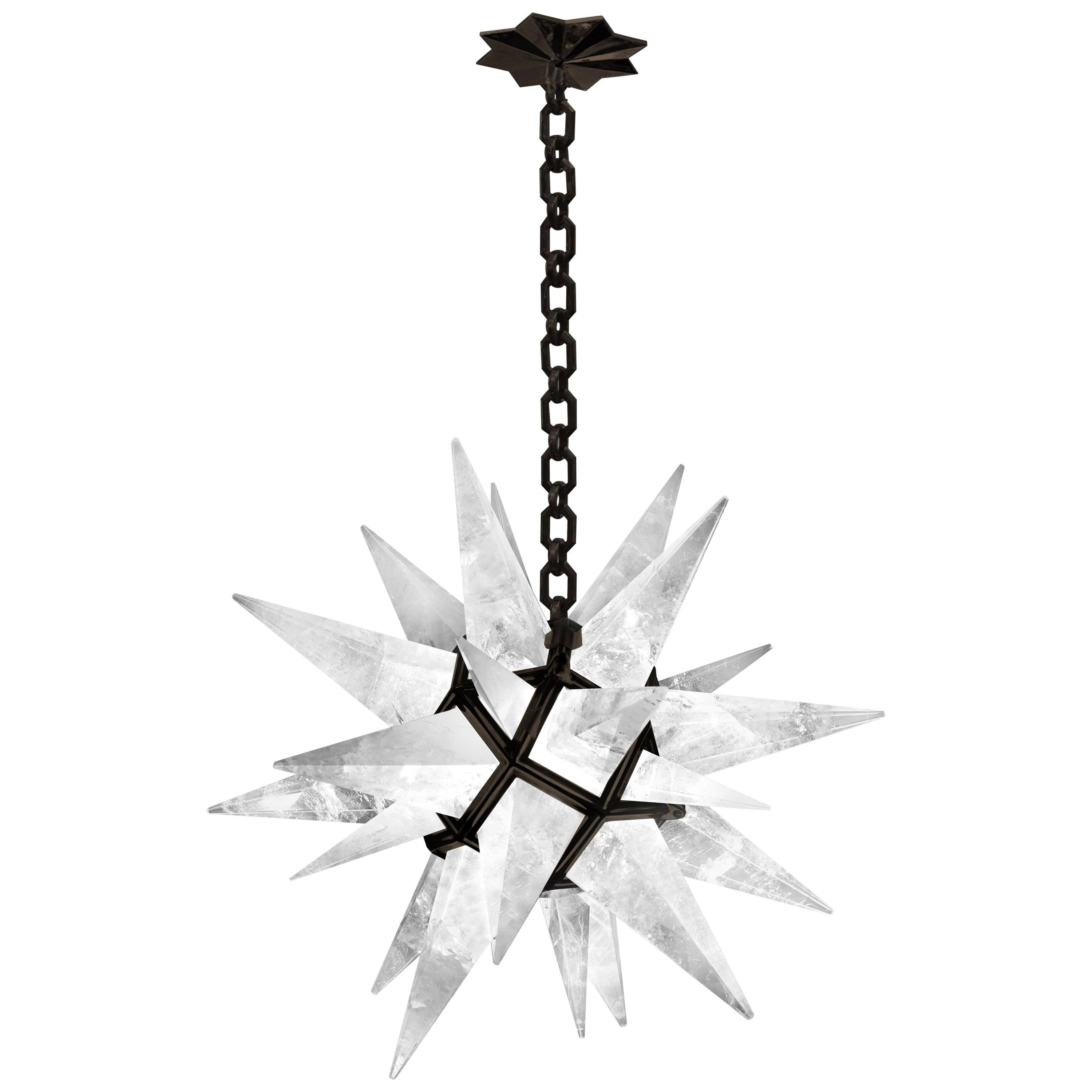 Lampadario in cristallo di rocca a forma di stella finemente intagliato con struttura in ottone antico. Creato dalla Phoenix Gallery, NYC.
Il lampadario misura 22