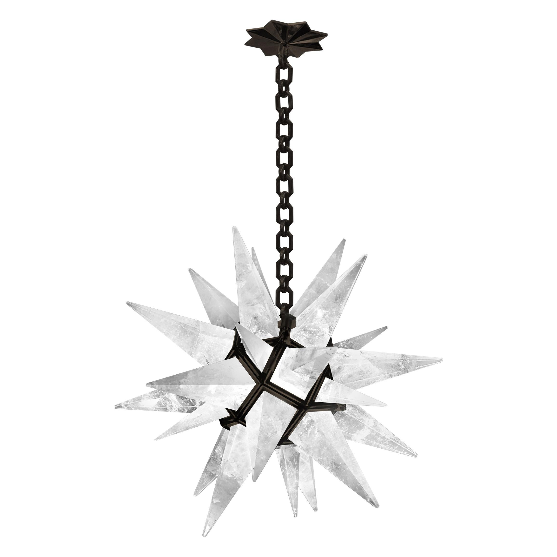 Fein geschnitzter sternförmiger Bergkristall-Kronleuchter mit Rahmen aus antikem Messing. Erstellt von Phoenix Gallery, NYC.
Der Kronleuchter ist 27