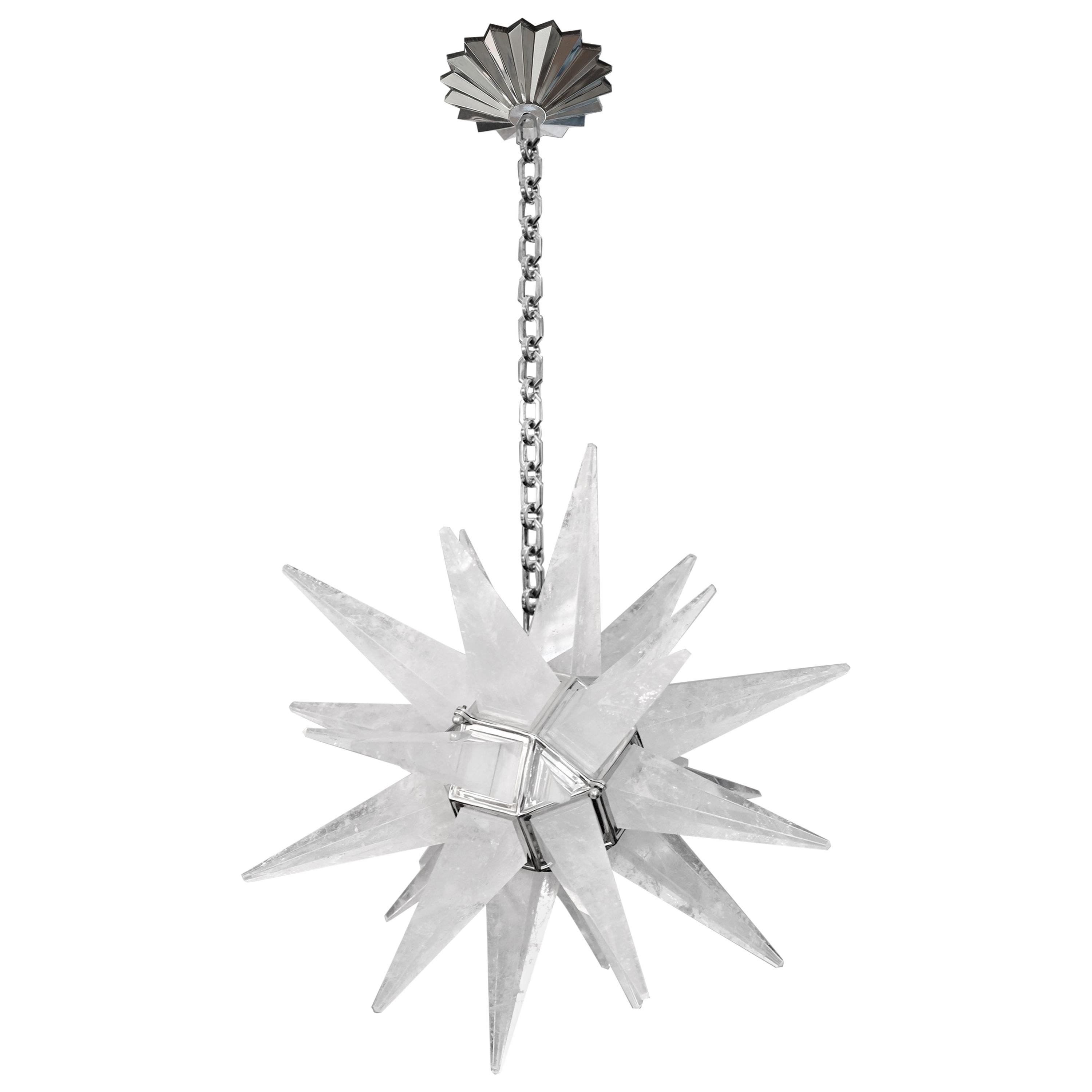 Sternförmiger Bergkristall-Kronleuchter im Deco-Stil mit poliertem Nickelrahmen. Erstellt von Phoenix Gallery NYC.
Der Kronleuchter ist 25