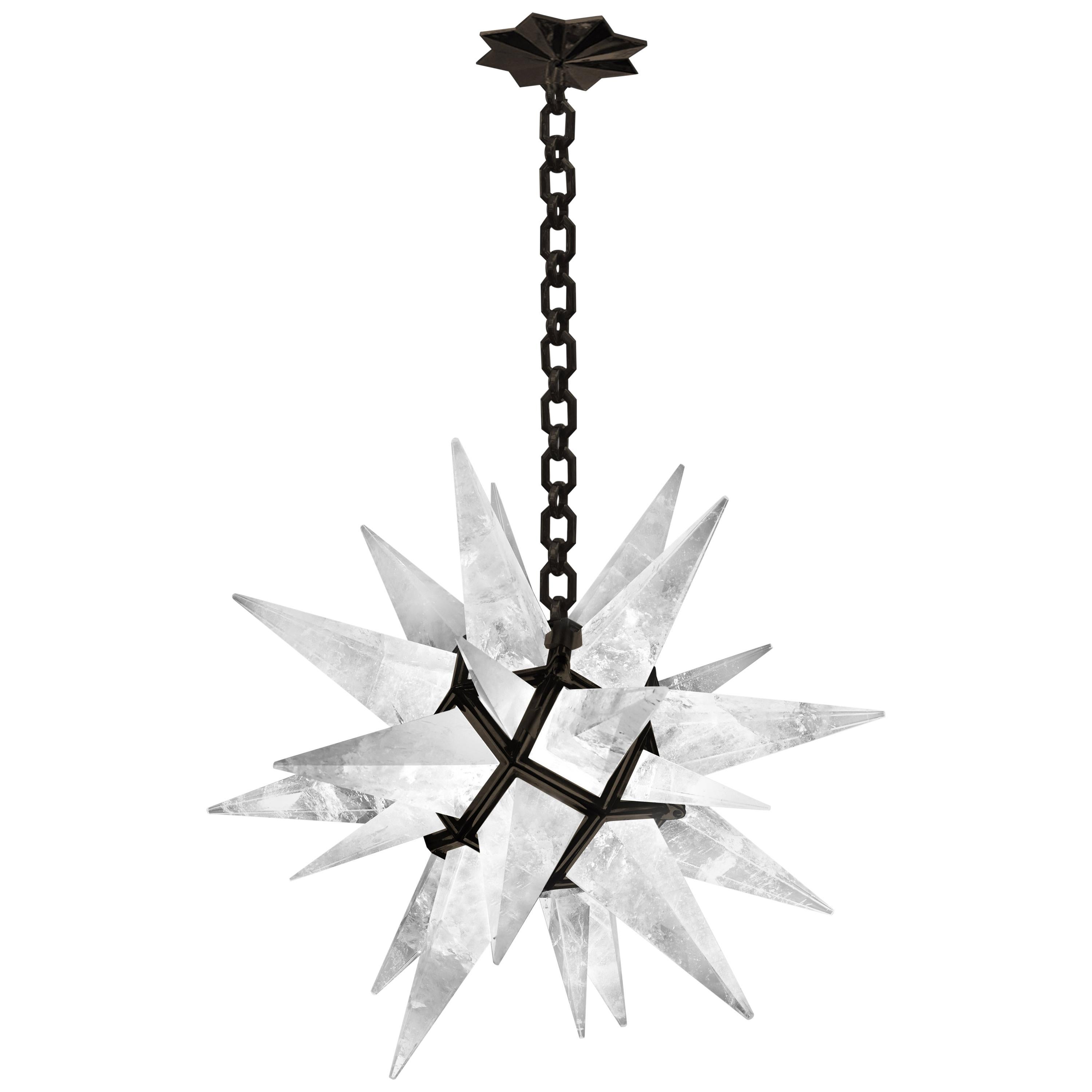 Lampadario in cristallo di rocca a forma di stella finemente intagliato con struttura in ottone antico. Creato dalla Phoenix Gallery, NYC.
L'altezza è regolabile.
Il lampadario misura 25