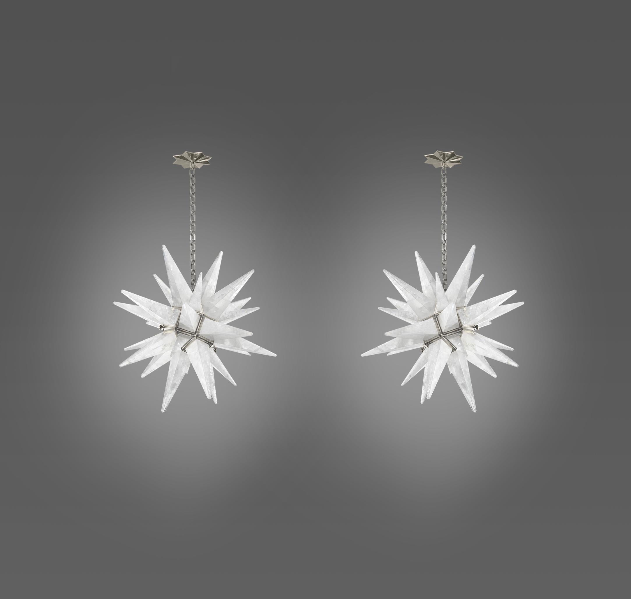 Paar sternförmige Bergkristall-Kronleuchter im Deko-Stil mit poliertem Nickelrahmen. Erstellt von Phoenix Gallery, NYC.
Der Kronleuchter ist 20