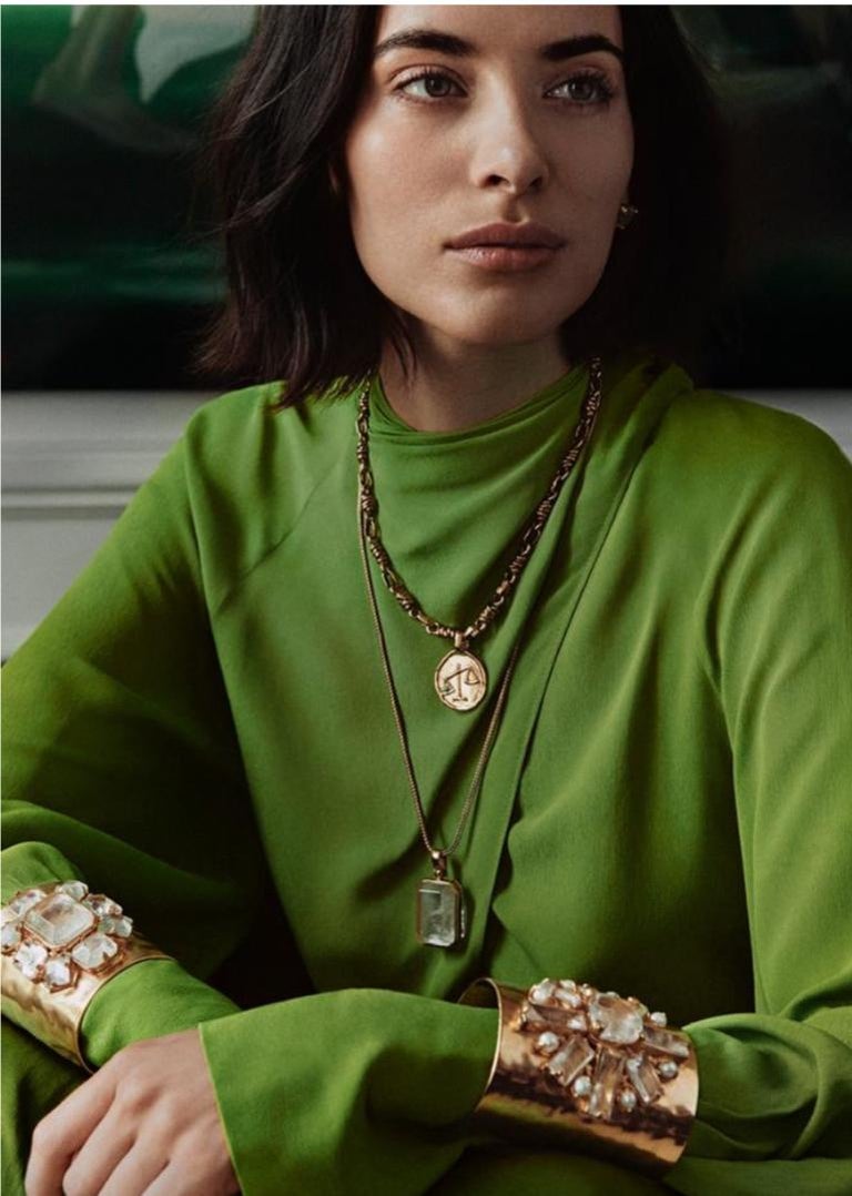 In a «raw» spirit of the material, the pieces of this collection are adorned with beautiful semi-precisous stones, hand-cut in an emerald shape. The jewels impose themselves gently on the wrist, with affirmation or discretion on the finger and in