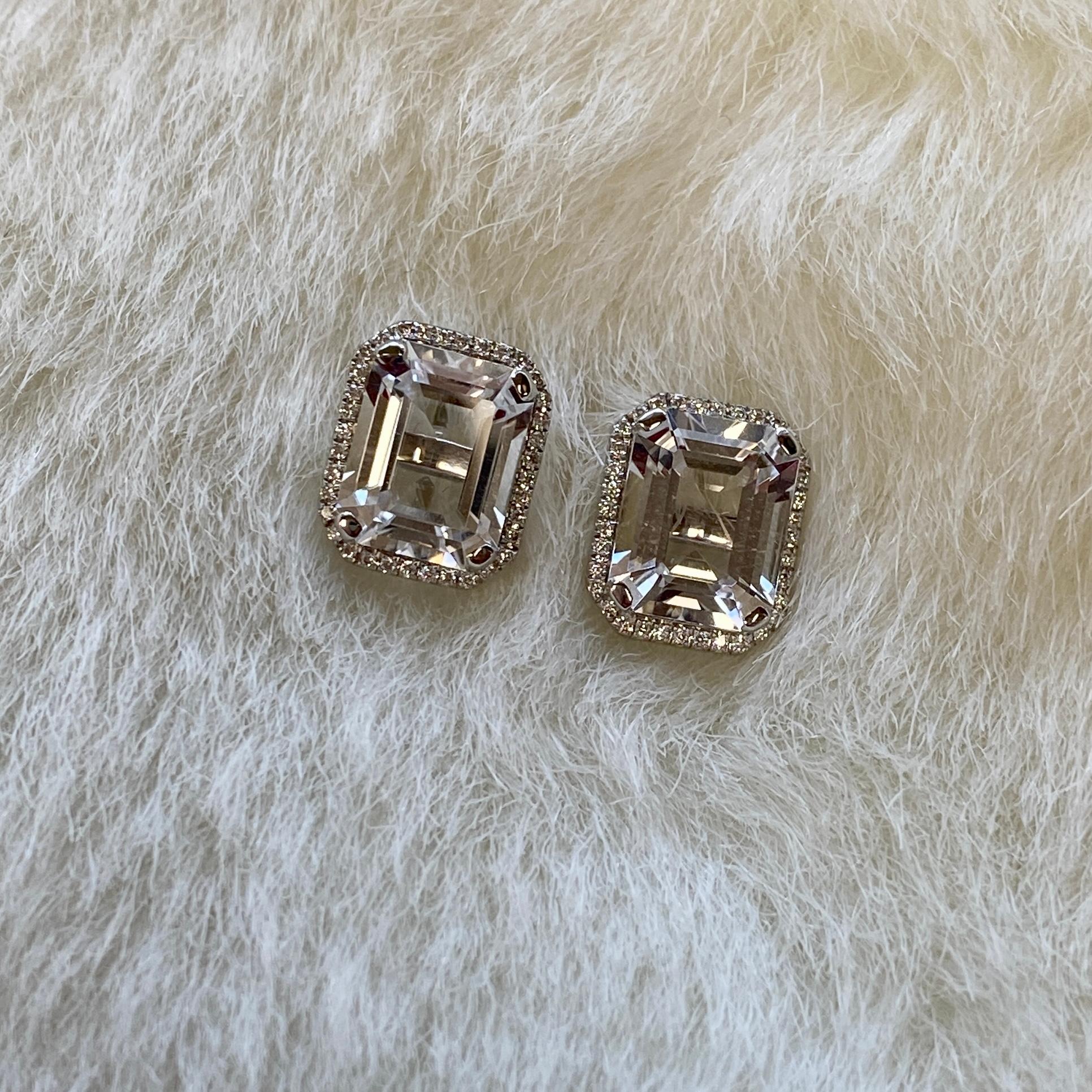 Queste eleganti borchie sono caratterizzate da gemme di cristallo di rocca dal taglio smeraldo che brillano con una brillantezza pulita e moderna. Accentuati da diamanti scintillanti e incastonati in un elegante oro bianco 18 carati, emanano un