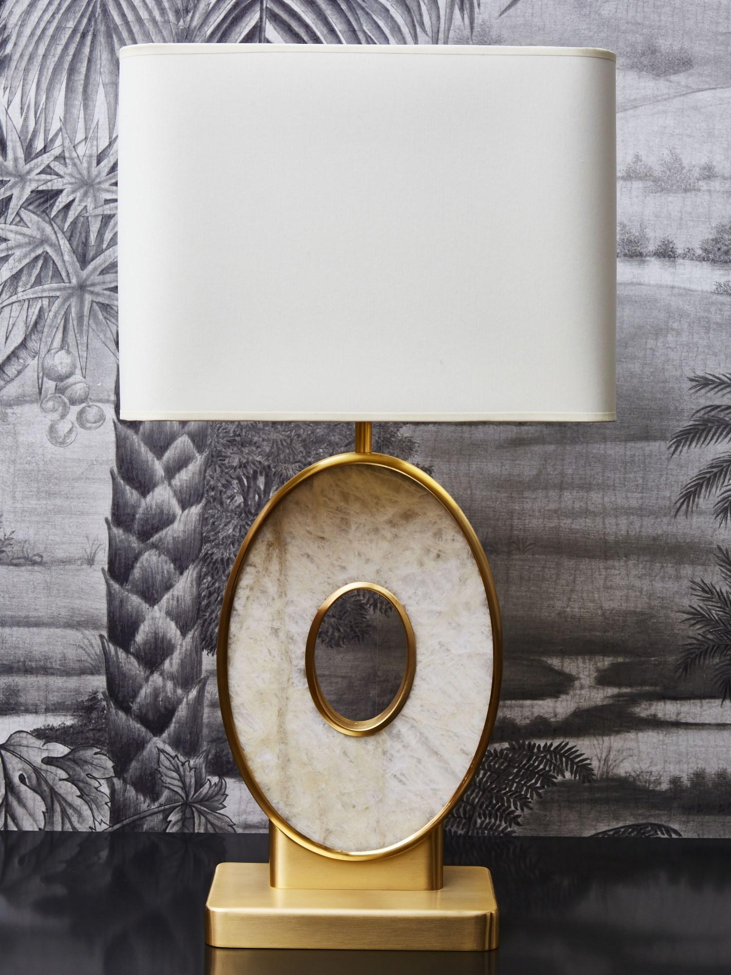 Elegante lampe de table en laiton et cristal de roche. 
Création par le Studio Glustin.
France, 2023.
(Dimensions spécifiées avec abat-jour mais l'abat-jour n'est pas inclus).
