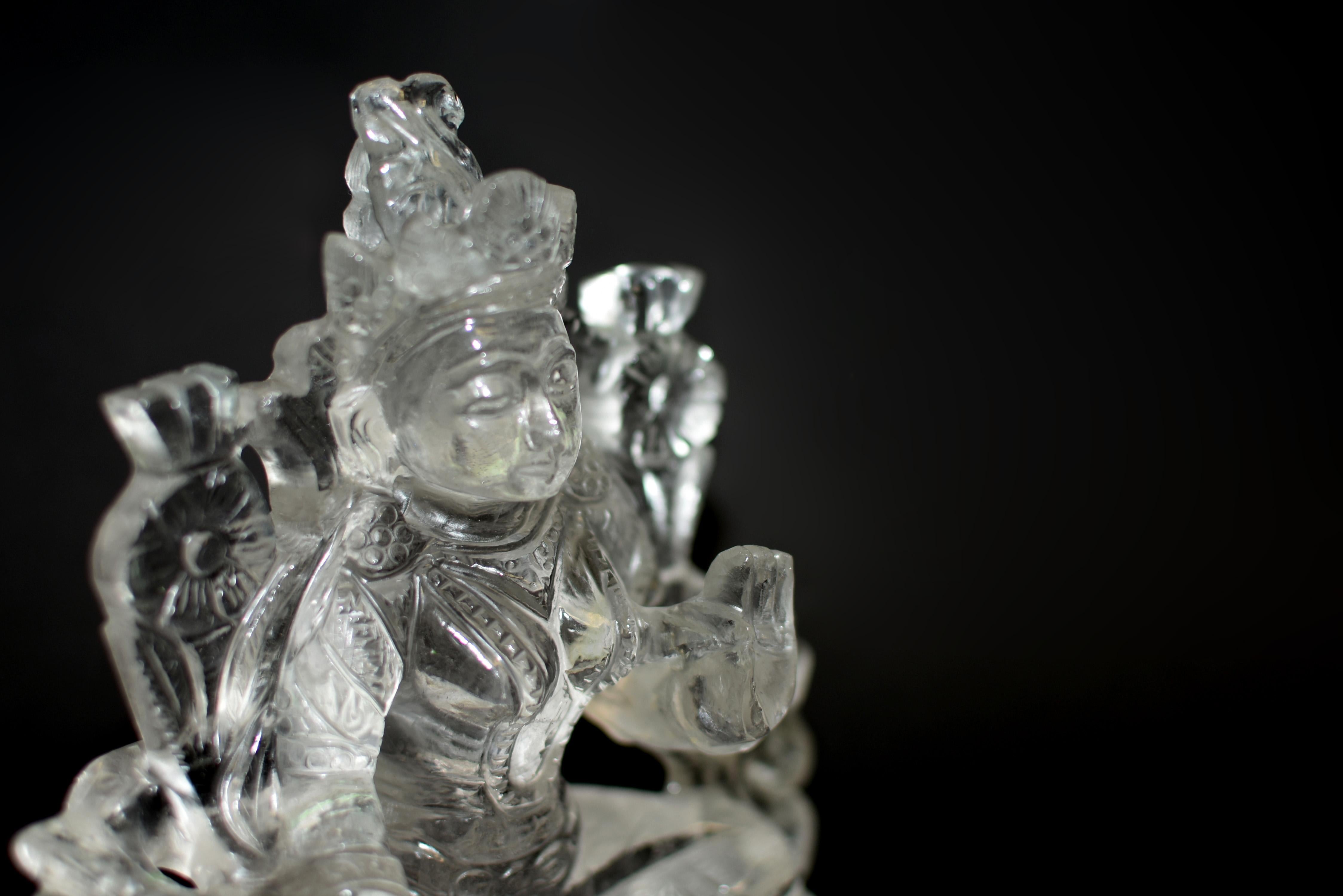 Die seltene Bergkristallstatue der tibetischen Grünen Tara besticht durch ihre exquisite Handwerkskunst und spirituelle Präsenz. In Lalitasana auf einem Lotusthron sitzend, mit ihrem hängenden Fuß auf einem kleineren Lotos ruhend, streckt sich die