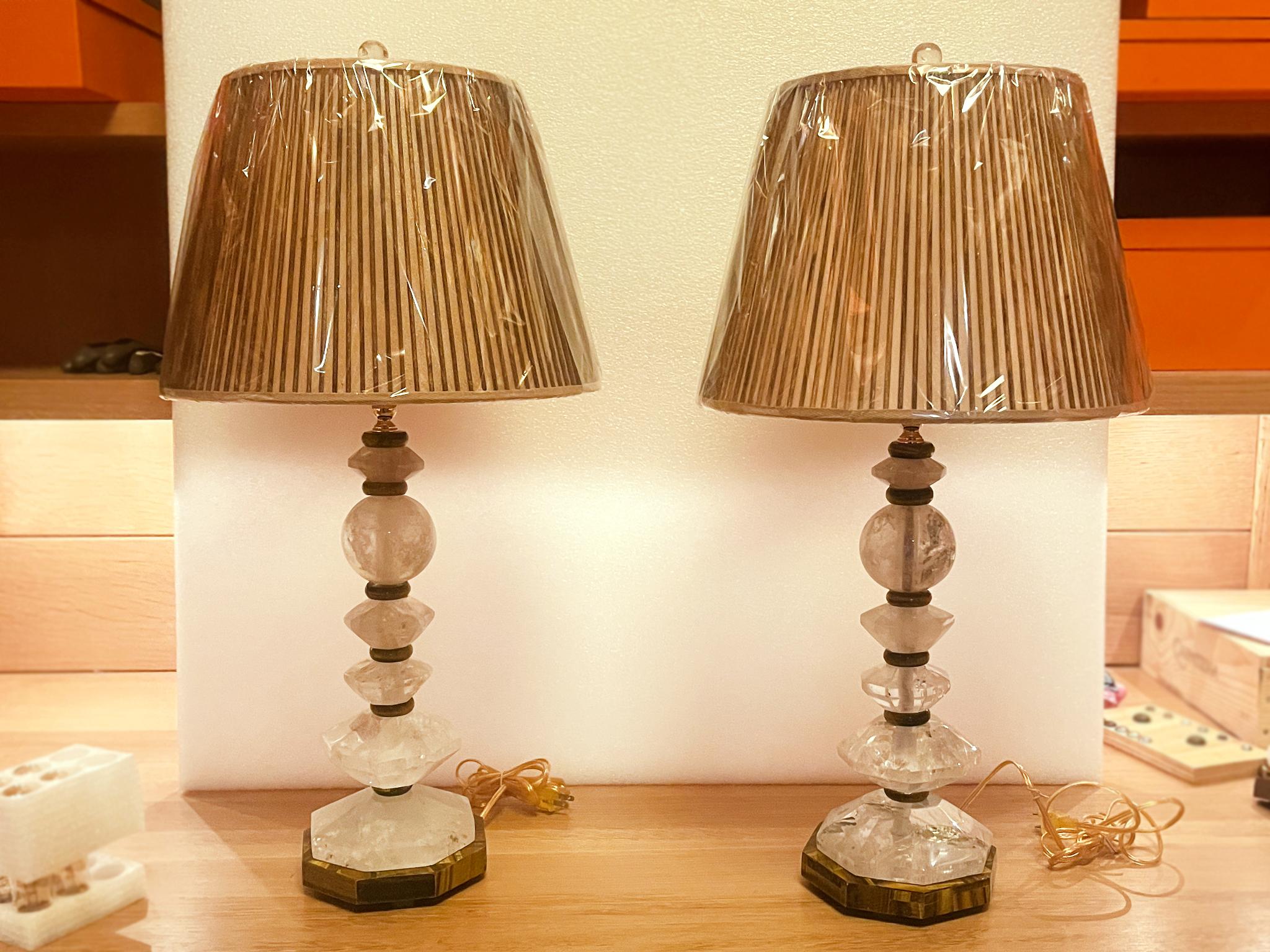 Questa eccellente coppia di lampade da tavolo è composta da cristalli di rocca e occhio di tigre impilati insieme per creare una colonna di gemme abbaglianti. Sono stati ricablati di recente e abbinati a nuovi paralumi a fiammifero marroni montati
