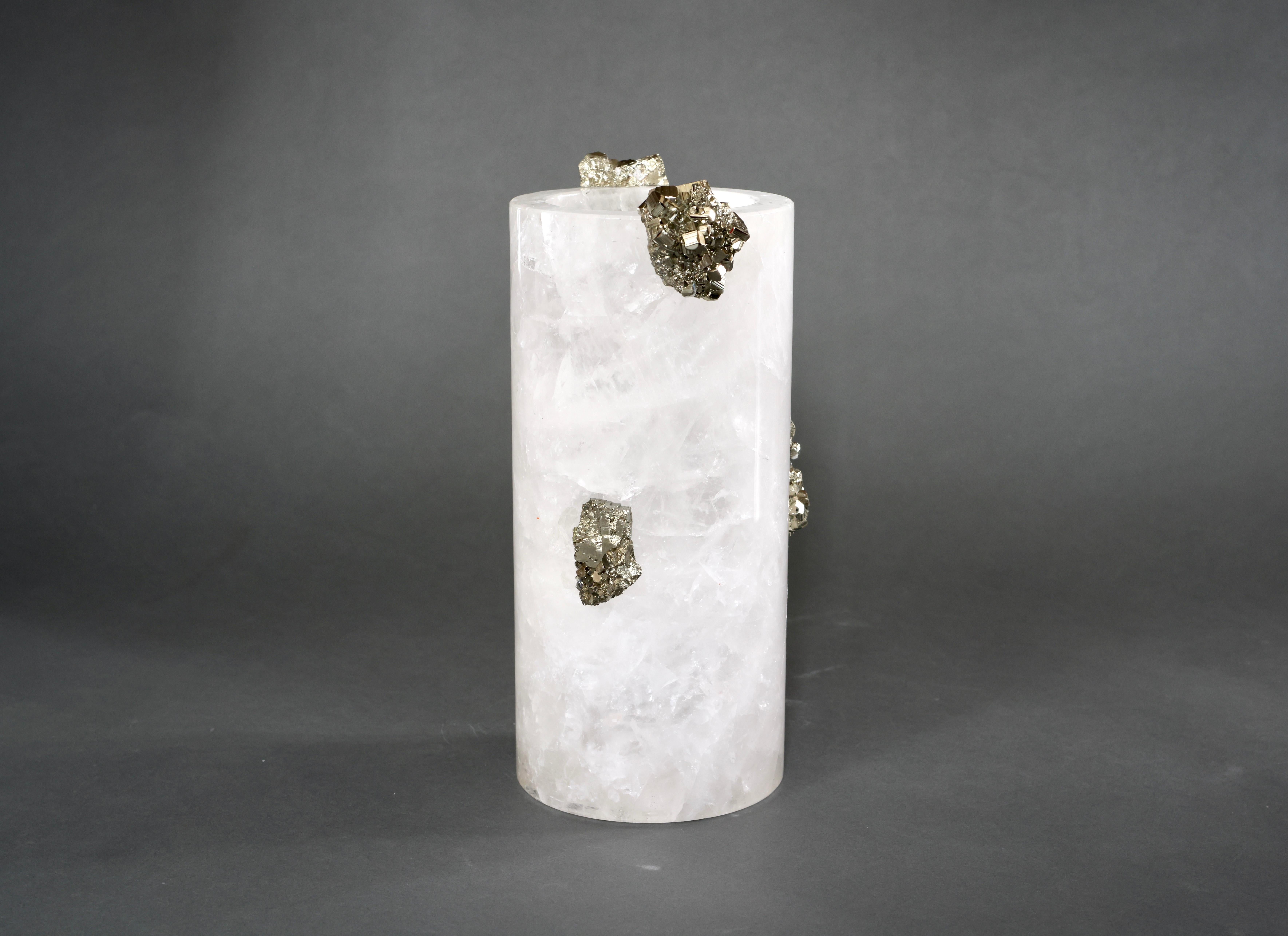 Vase aus Bergkristall mit Edelsteindekoration.
 