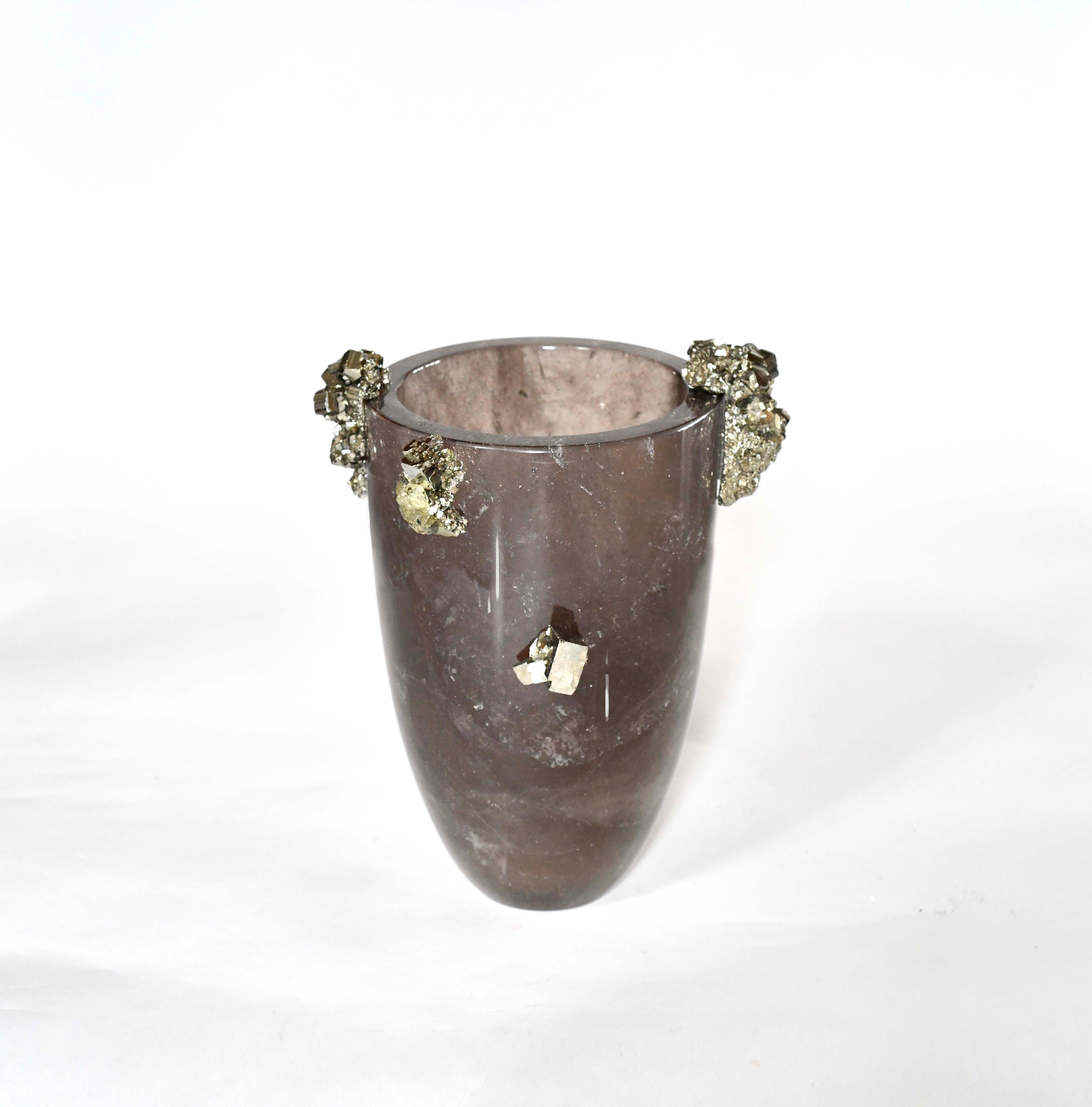 Fein geschnitzte Vase aus rauchigem Bergkristall mit natürlichem Edelsteindekor. Erstellt von Phoenix Gallery, NYC.
 